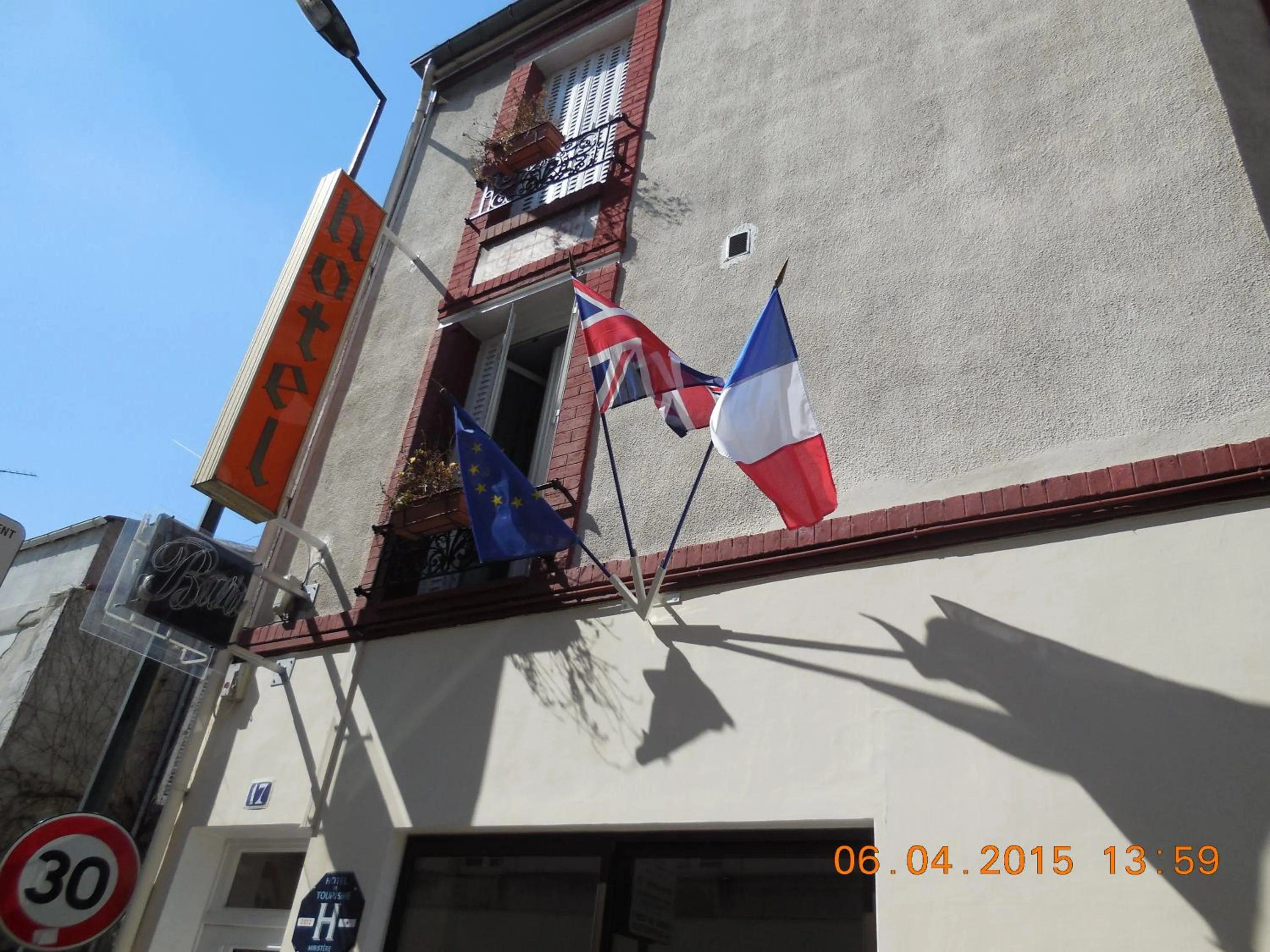 Facade/entrance in Hôtel le Petit Château proche parc des expositions porte de versailles