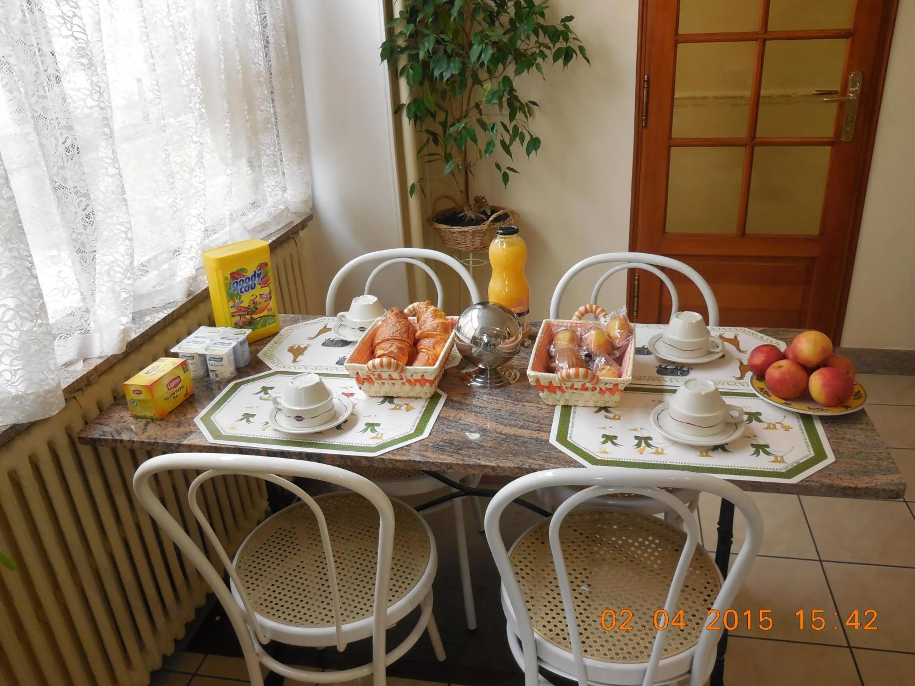 Continental breakfast in Hôtel le Petit Château proche parc des expositions porte de versailles