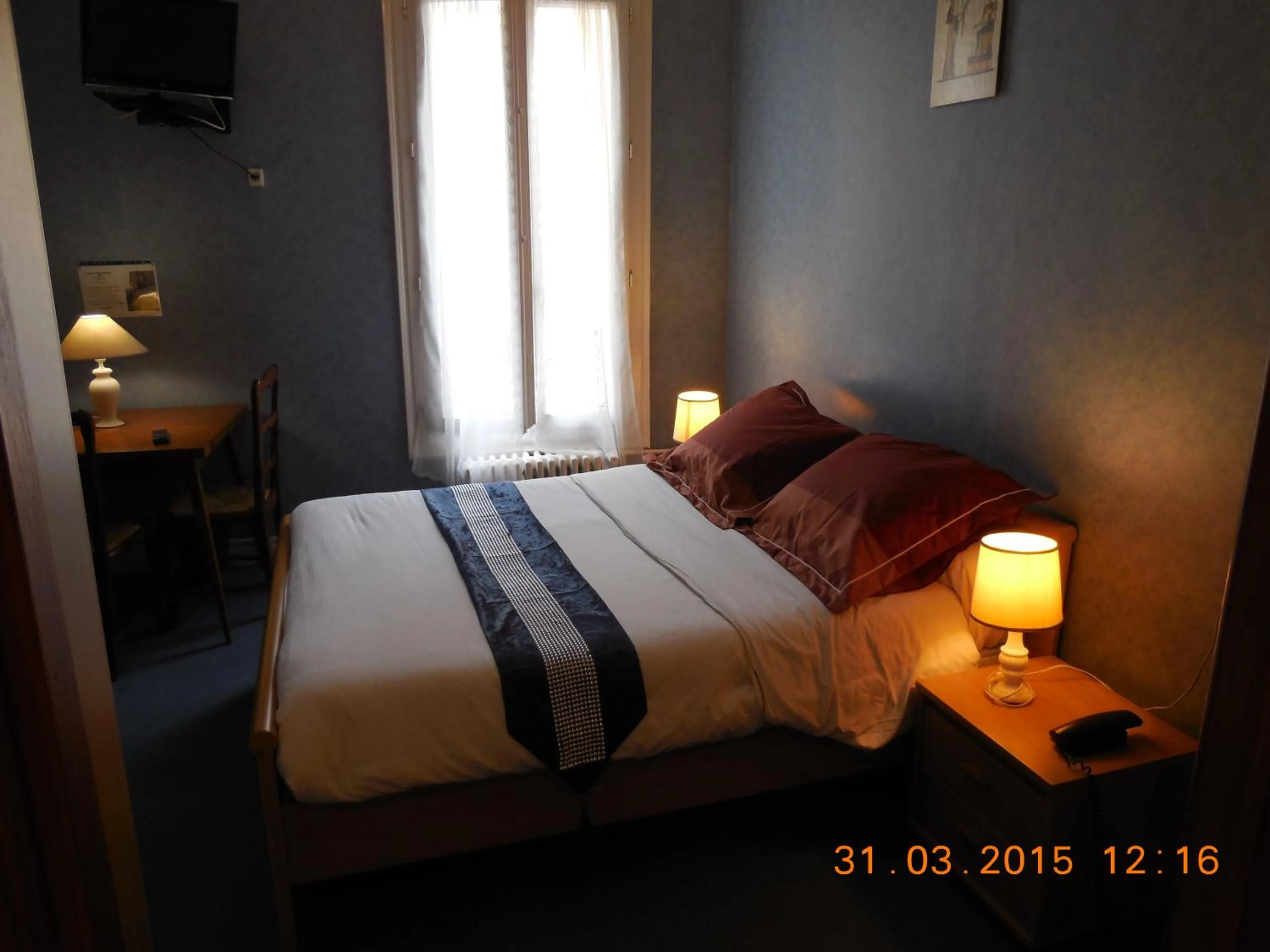 Bedroom, Bed in Hôtel le Petit Château proche parc des expositions porte de versailles