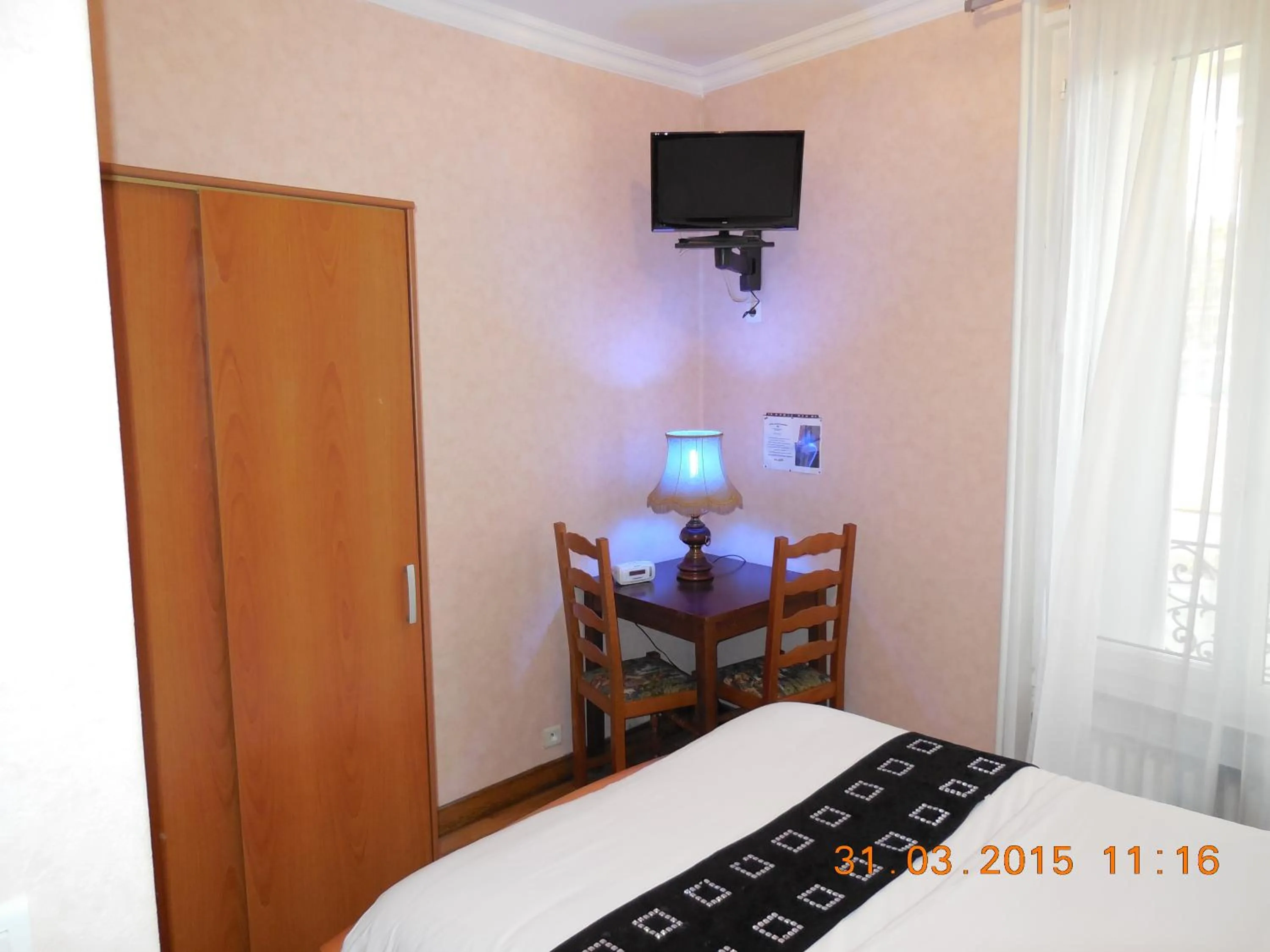 Bedroom, Bed in Hôtel le Petit Château proche parc des expositions porte de versailles