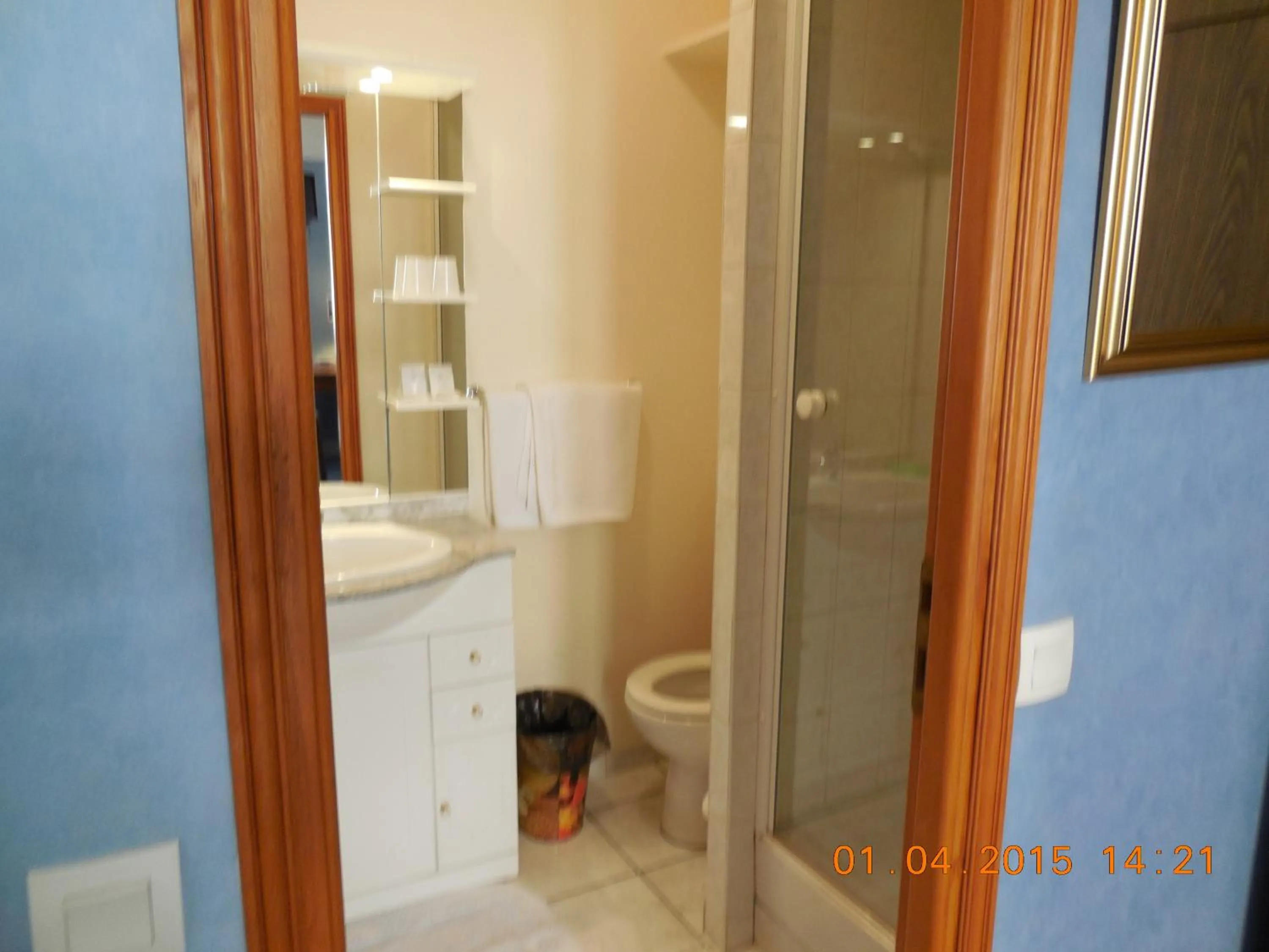 Bathroom in Hôtel le Petit Château proche parc des expositions porte de versailles