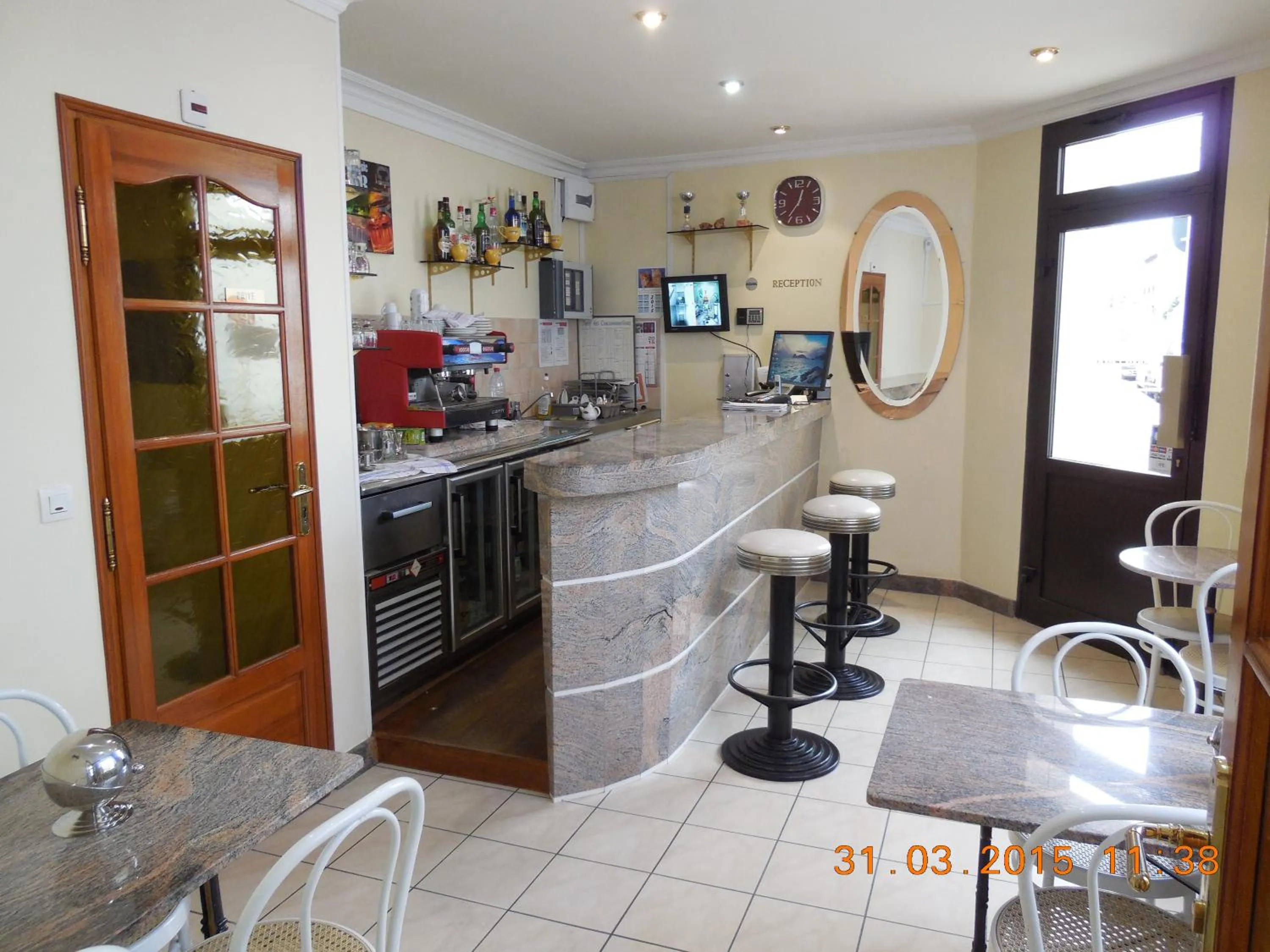 Lounge or bar in Hôtel le Petit Château proche parc des expositions porte de versailles