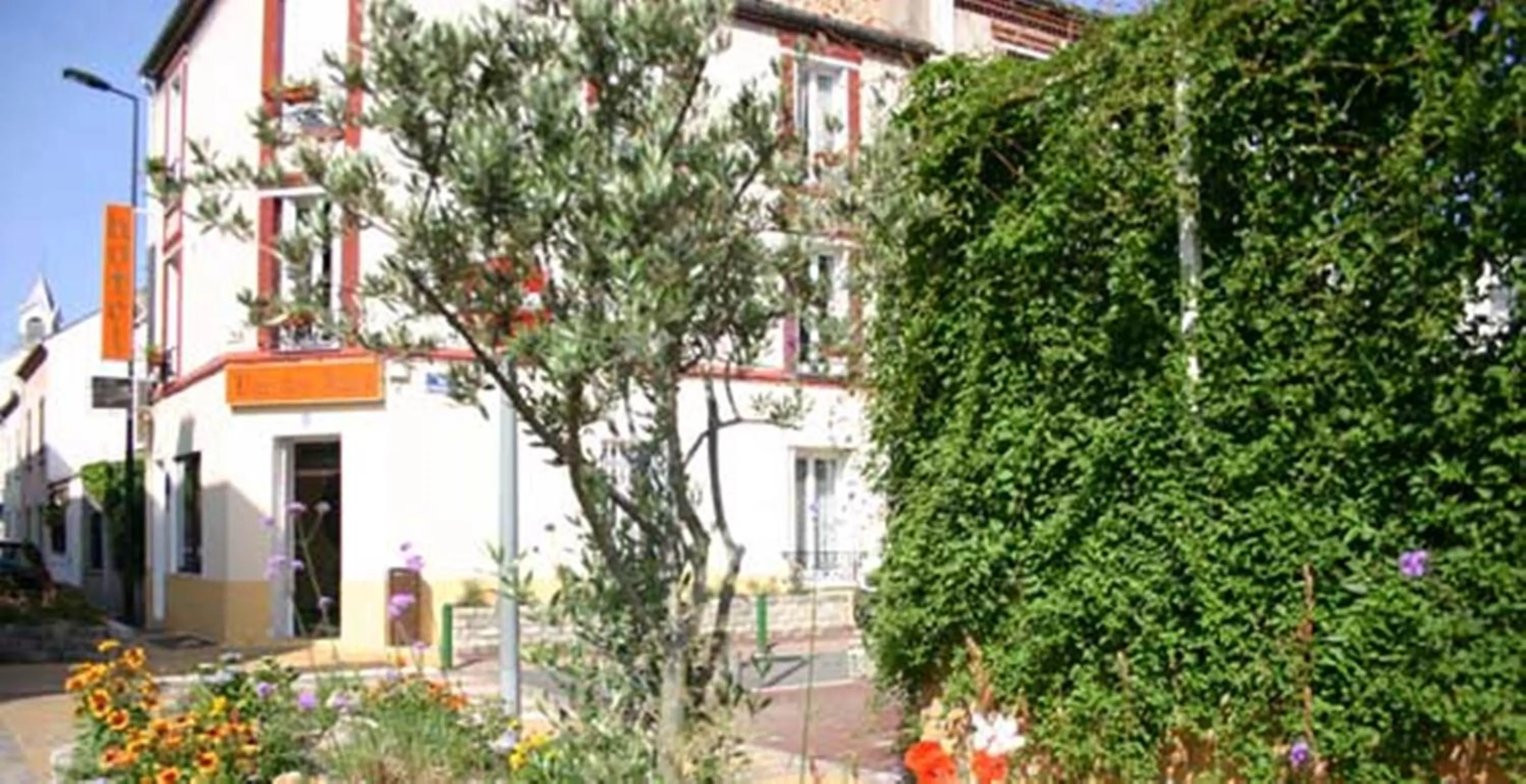 Facade/entrance in Hôtel le Petit Château proche parc des expositions porte de versailles
