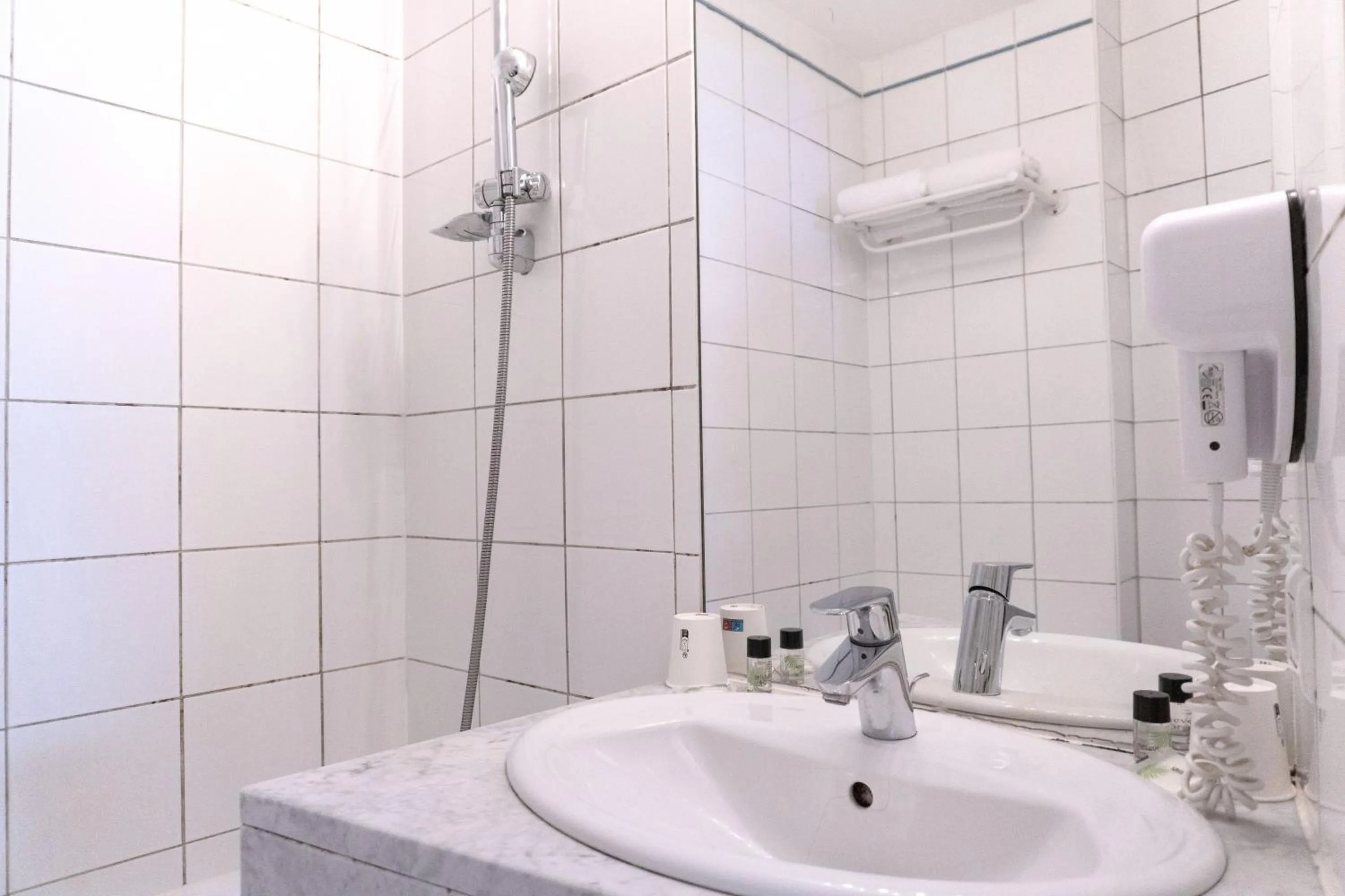 Bathroom in Hotel Ours Blanc - Victor Hugo