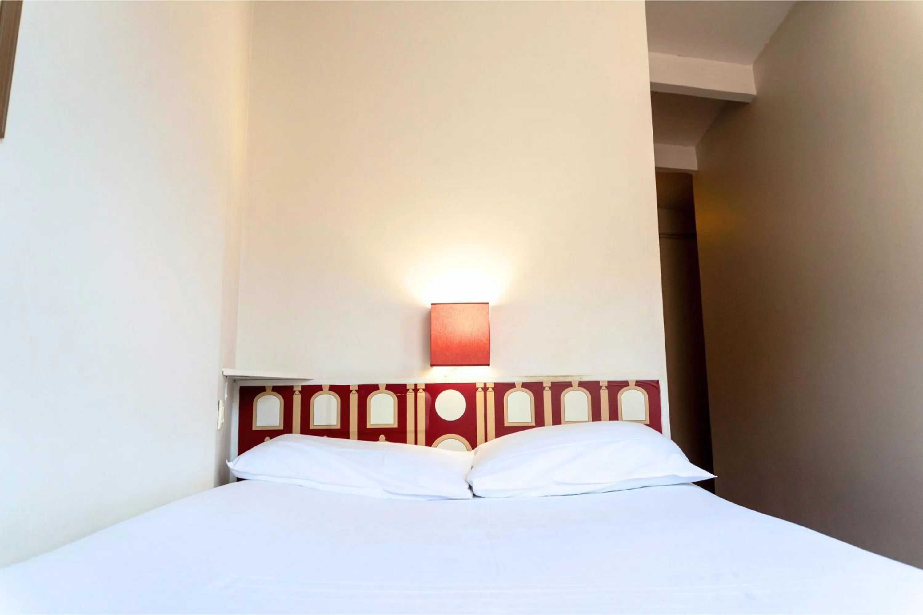 Bed in Hotel Ours Blanc - Victor Hugo