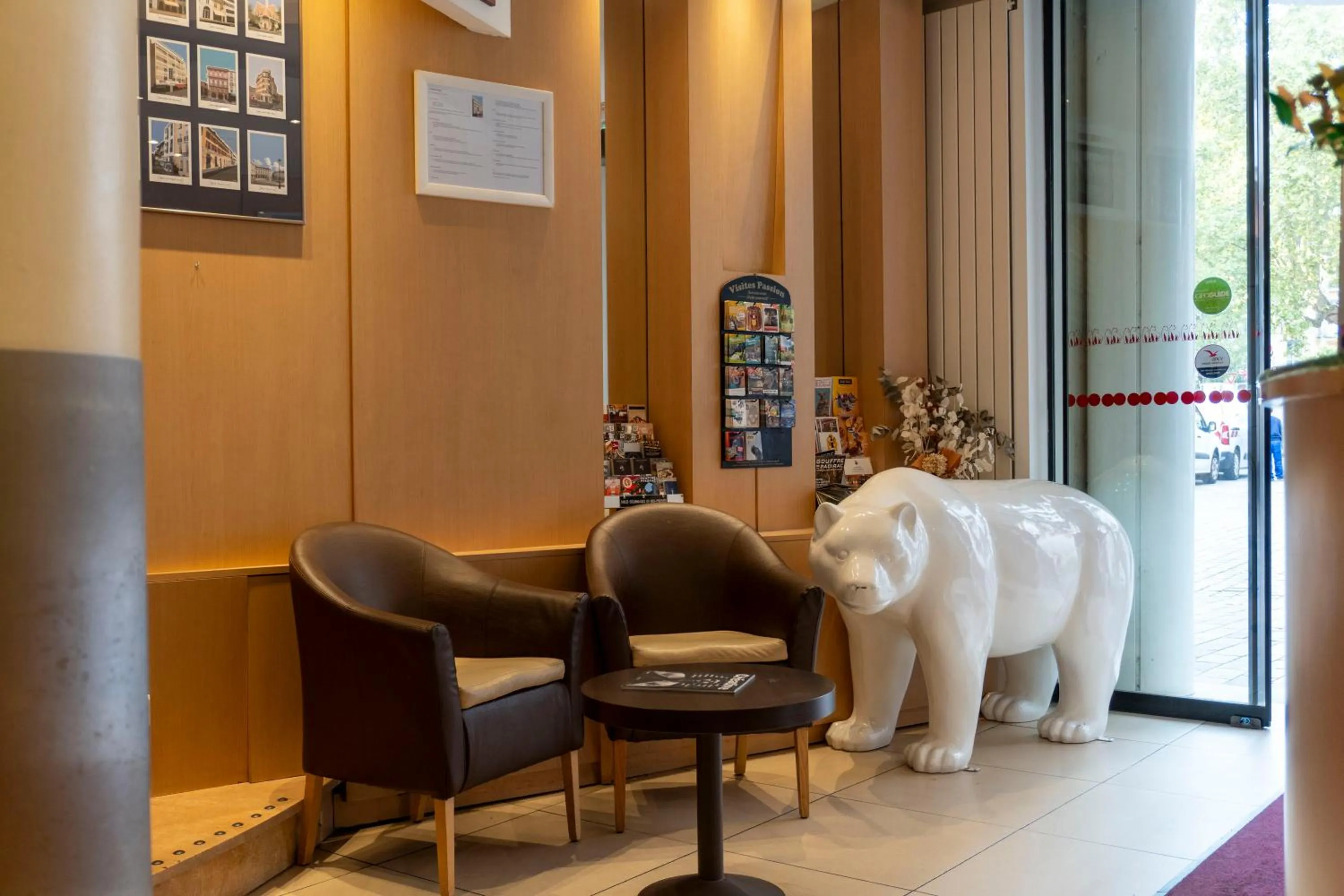 Facade/entrance in Hotel Ours Blanc - Victor Hugo