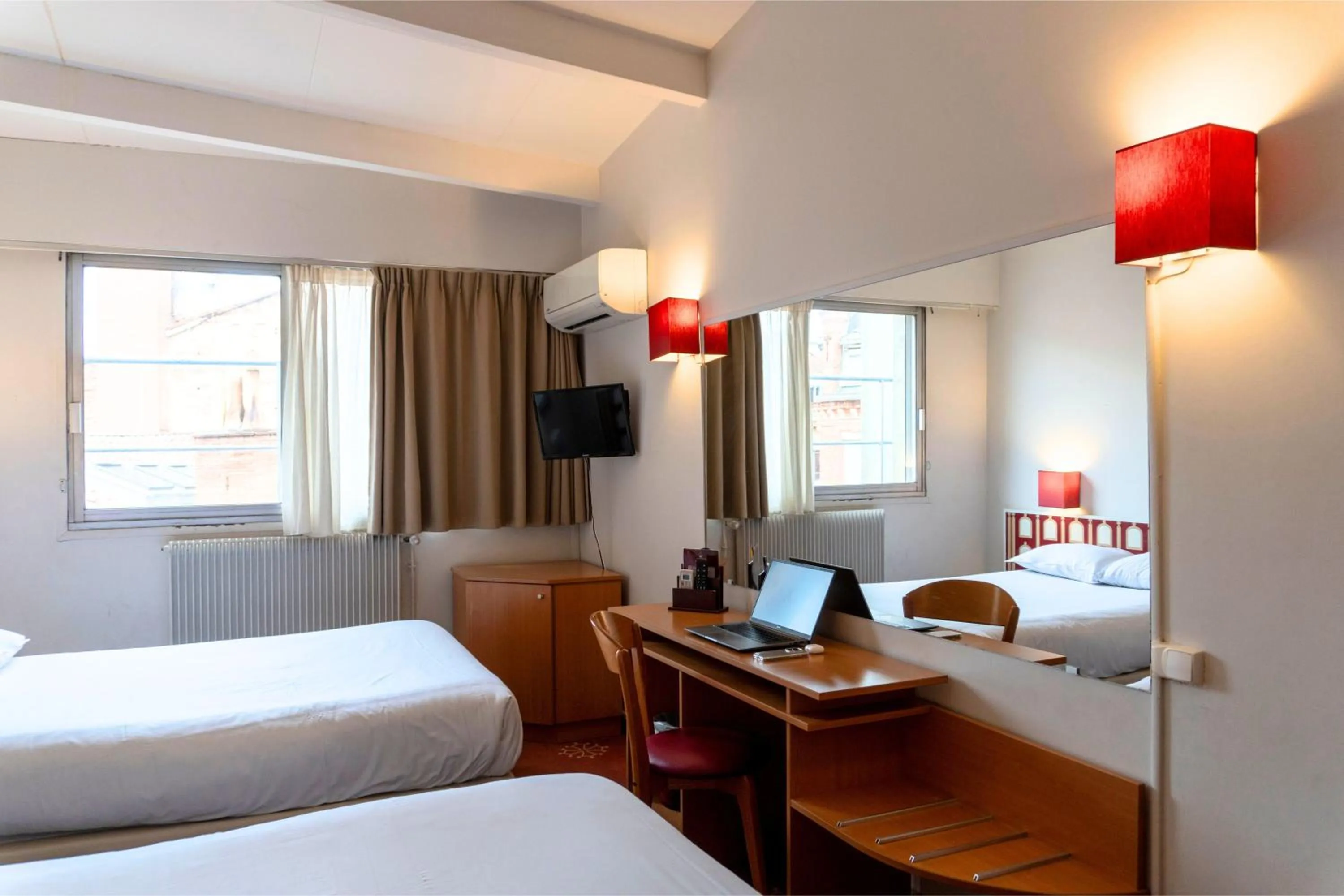 Photo of the whole room, Bed in Hotel Ours Blanc - Victor Hugo