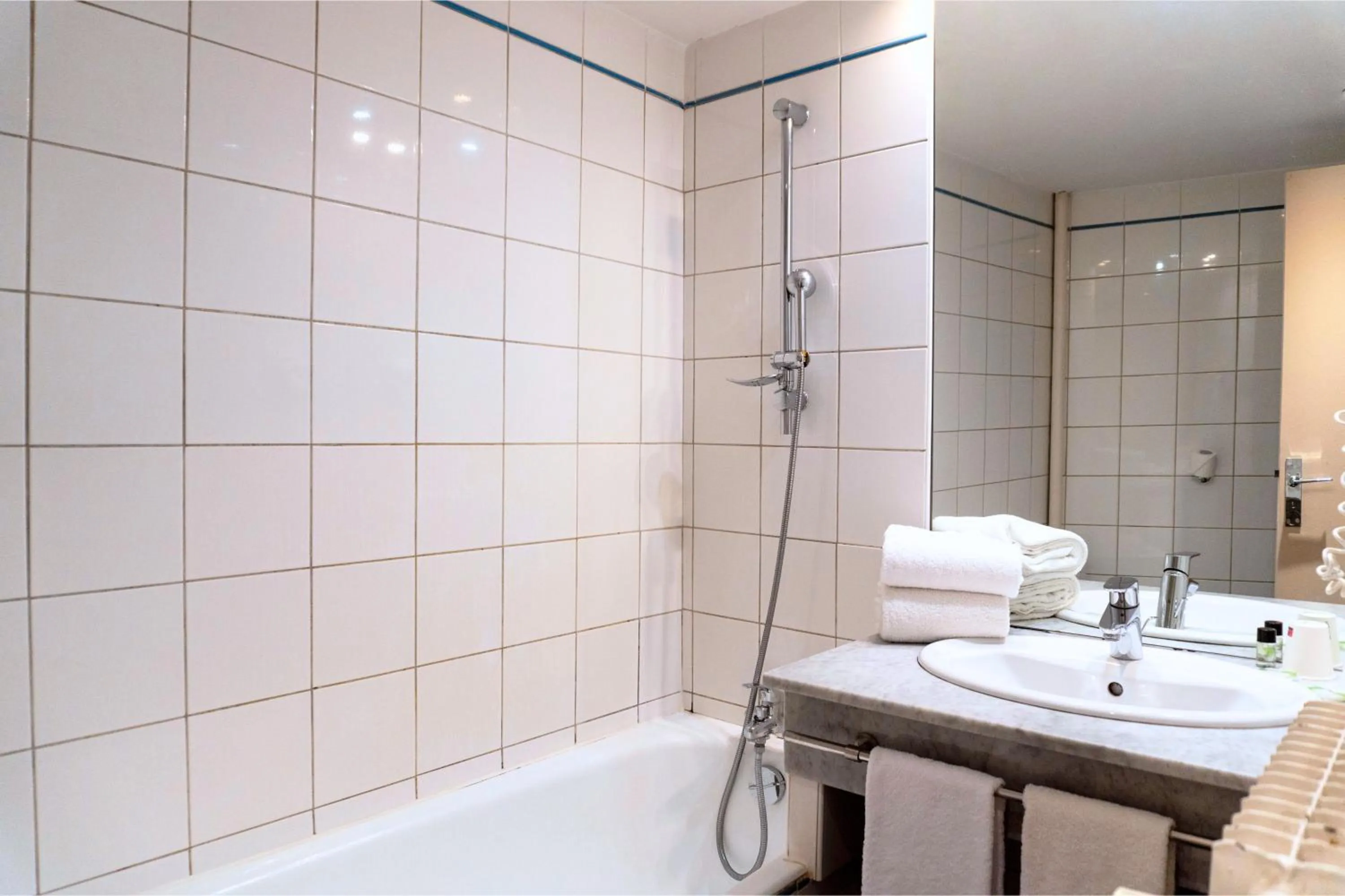 Bathroom in Hotel Ours Blanc - Victor Hugo