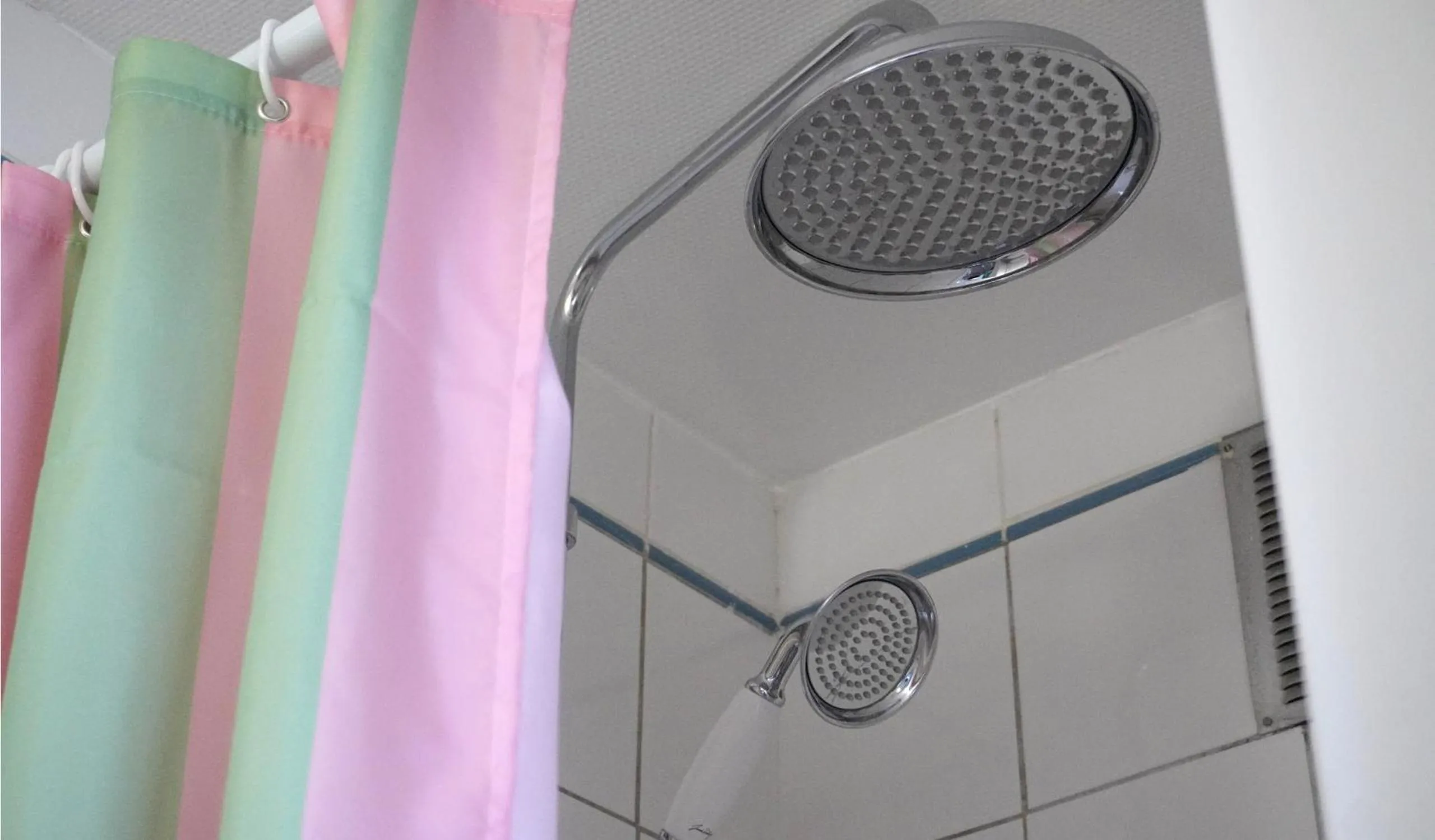 Shower in Hotel Ours Blanc - Victor Hugo