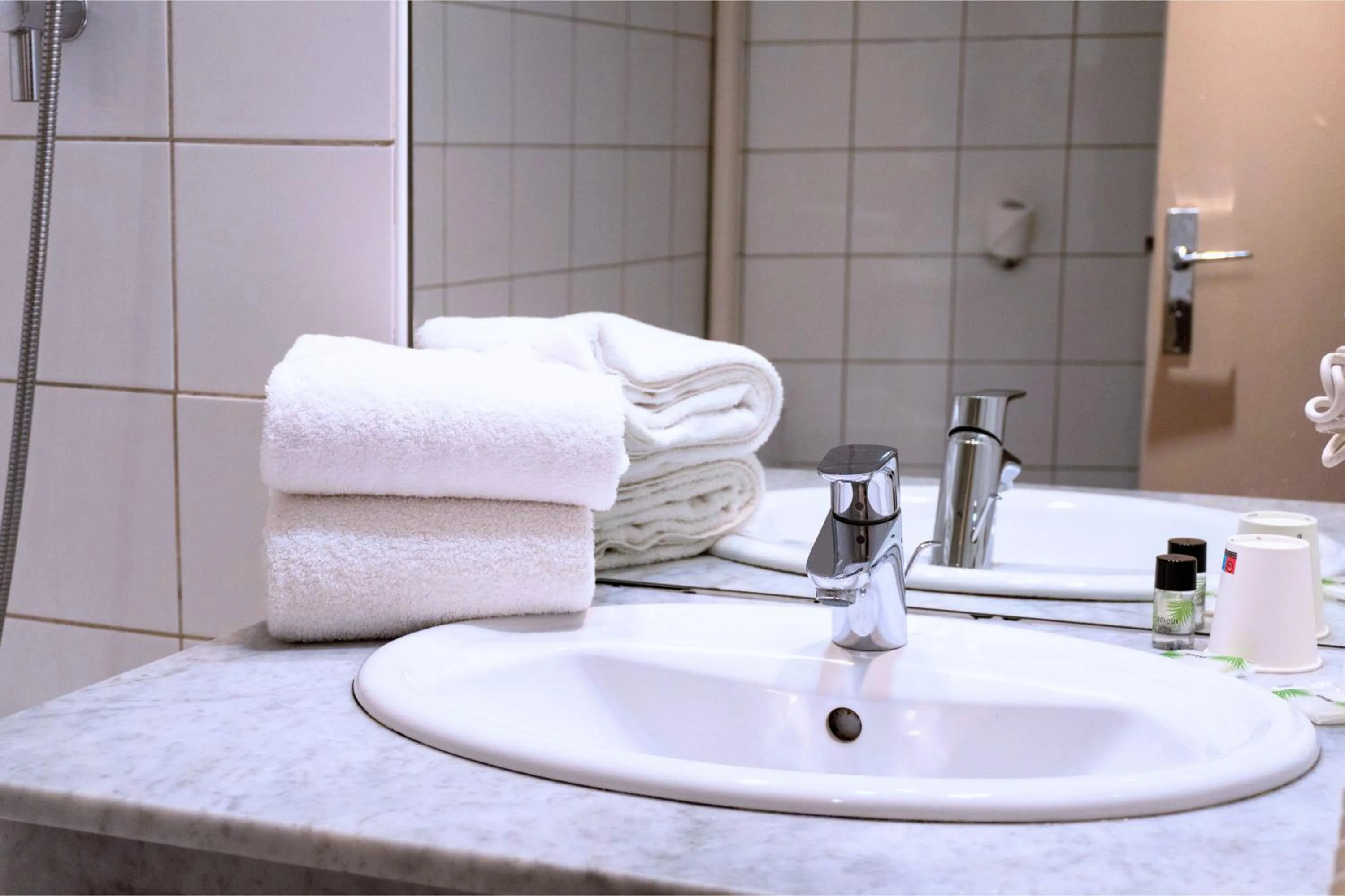 Bathroom in Hotel Ours Blanc - Victor Hugo