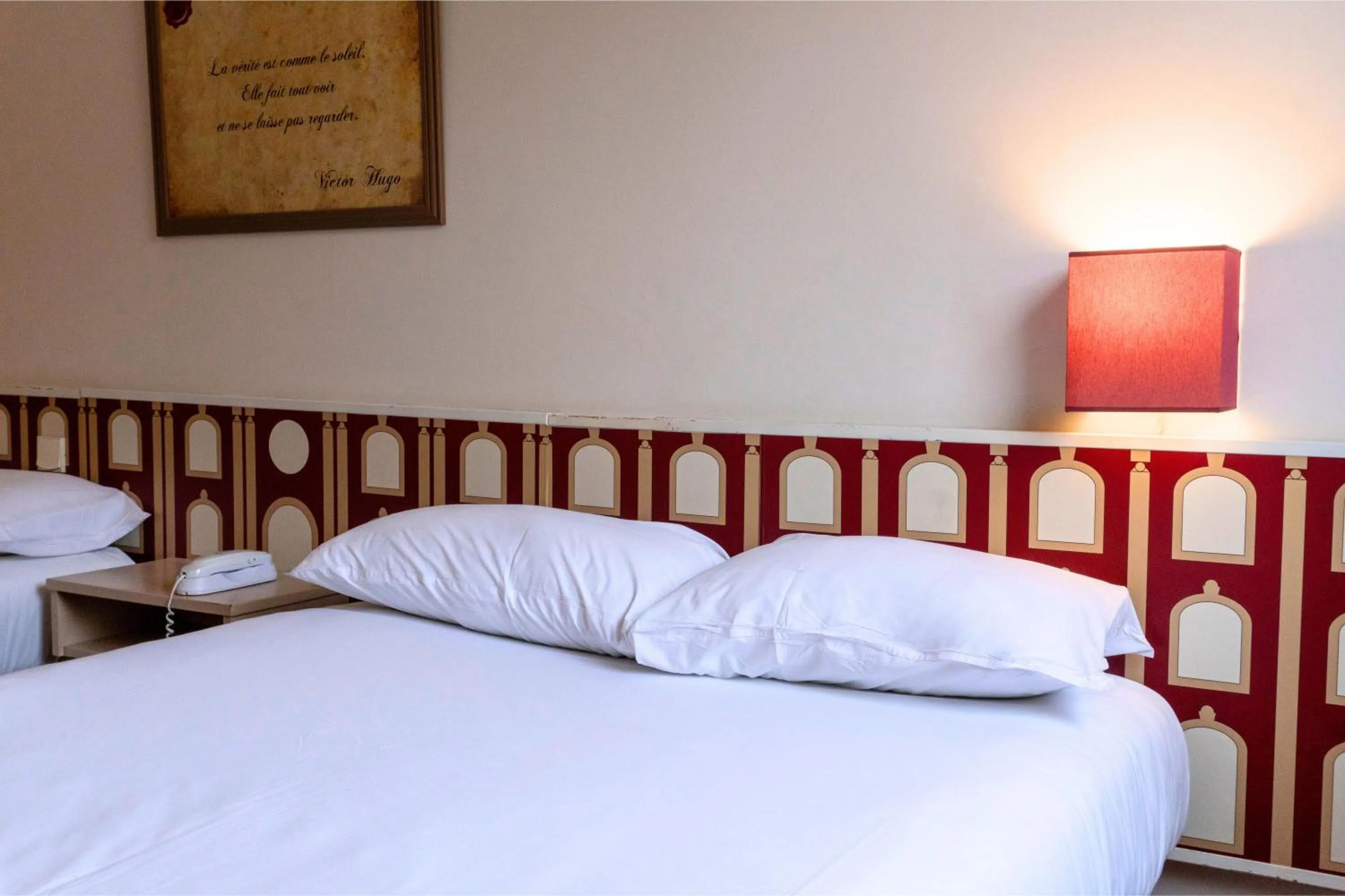 Bed in Hotel Ours Blanc - Victor Hugo