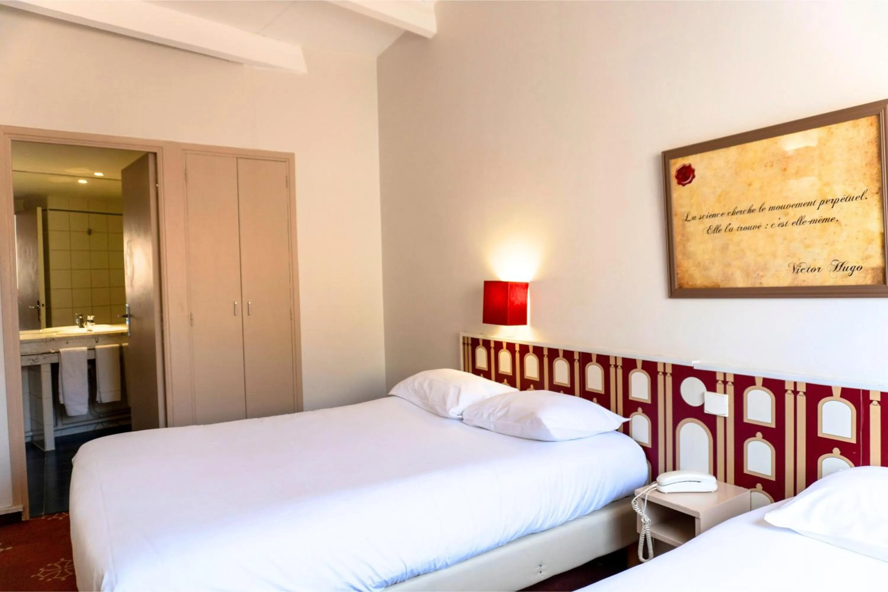 Bed in Hotel Ours Blanc - Victor Hugo