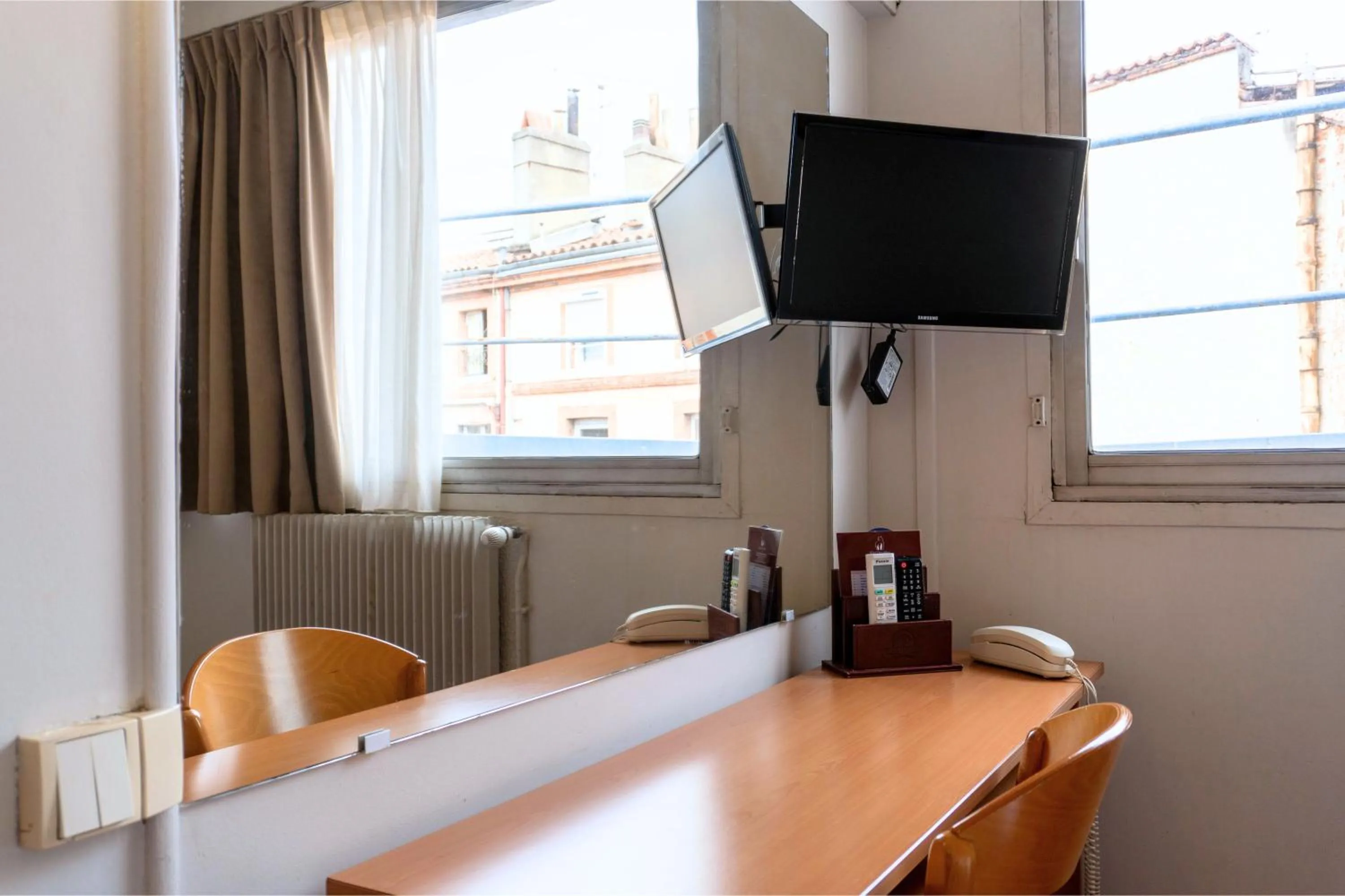 TV and multimedia in Hotel Ours Blanc - Victor Hugo