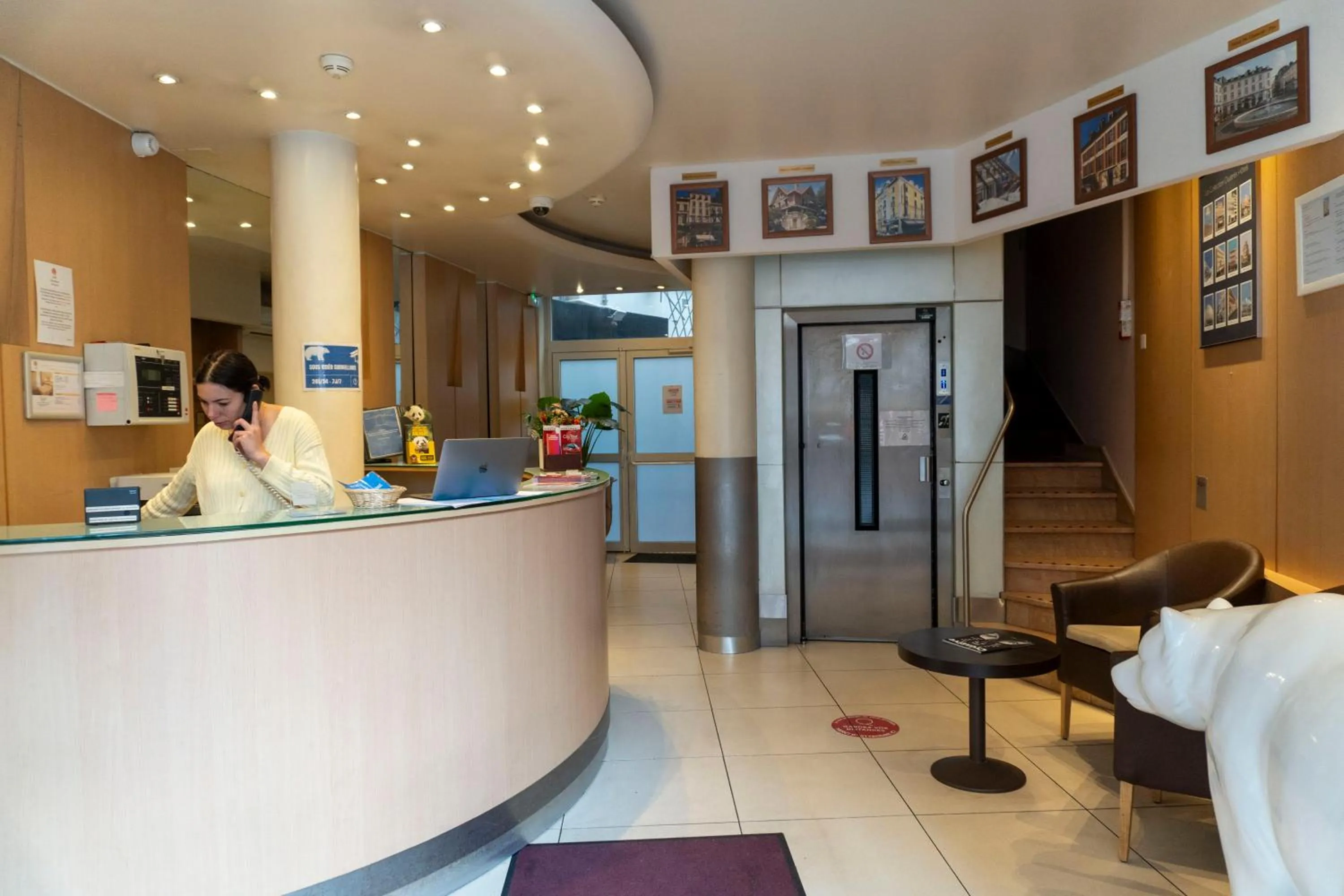 Facade/entrance in Hotel Ours Blanc - Victor Hugo