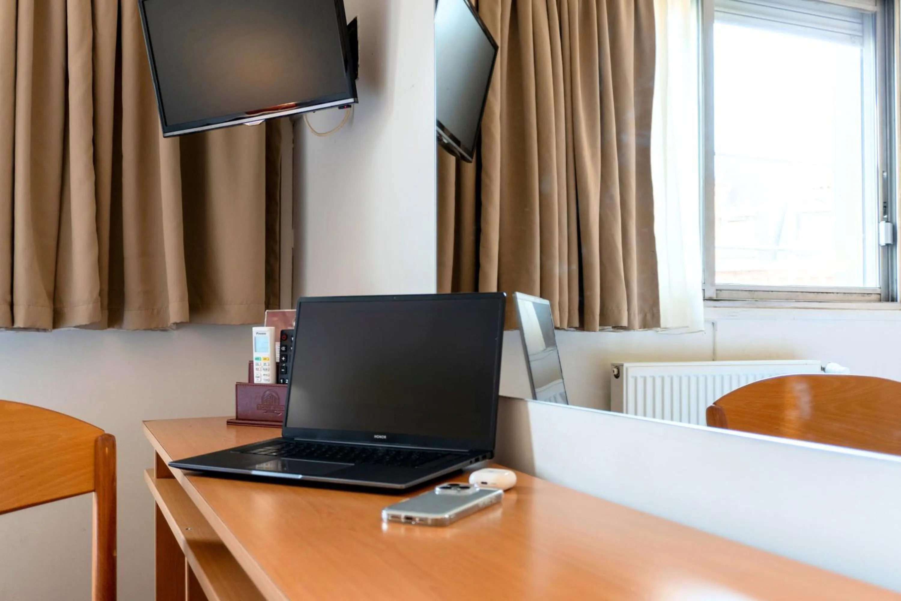 TV and multimedia, Bed in Hotel Ours Blanc - Victor Hugo