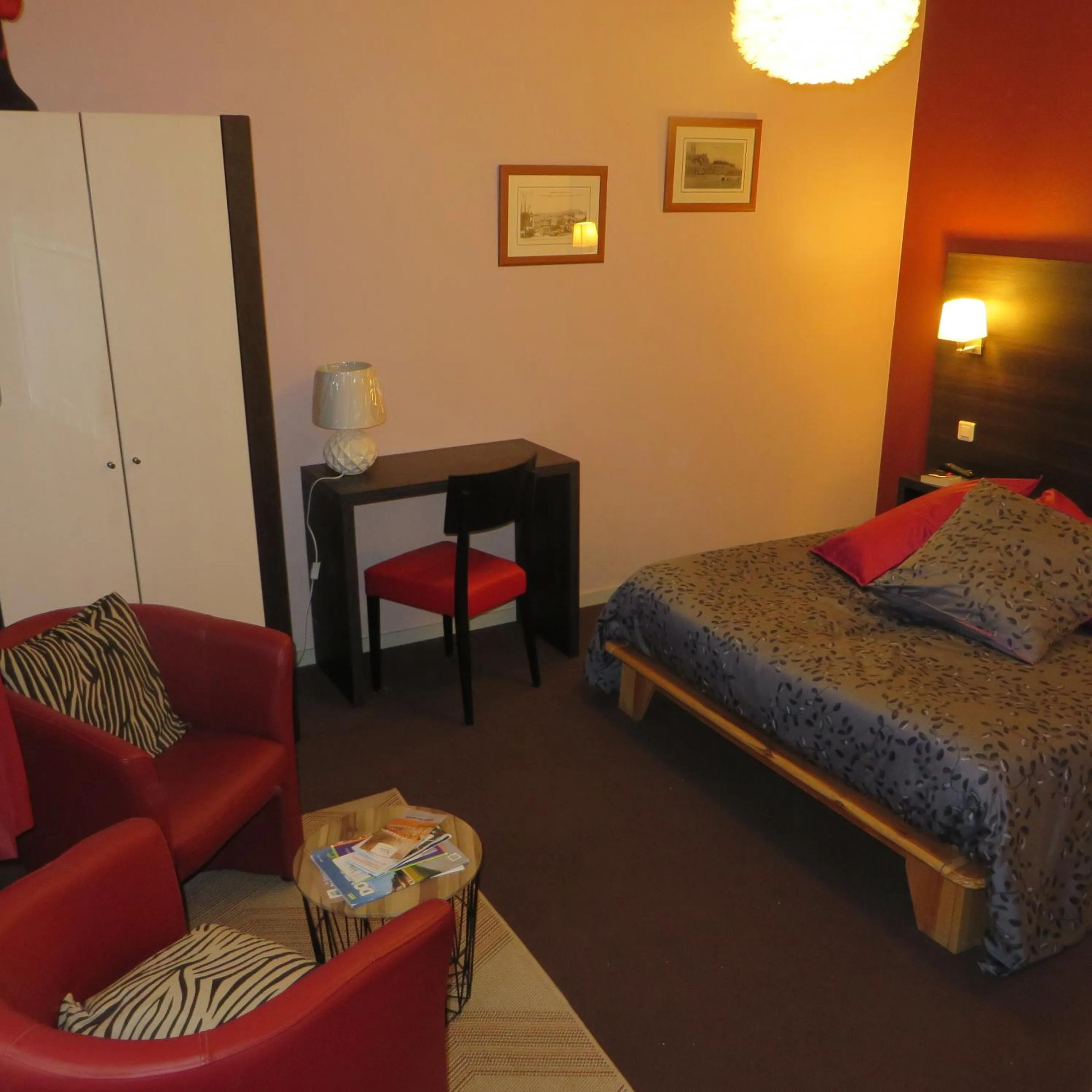 Photo of the whole room, Bed in Hotel Régina