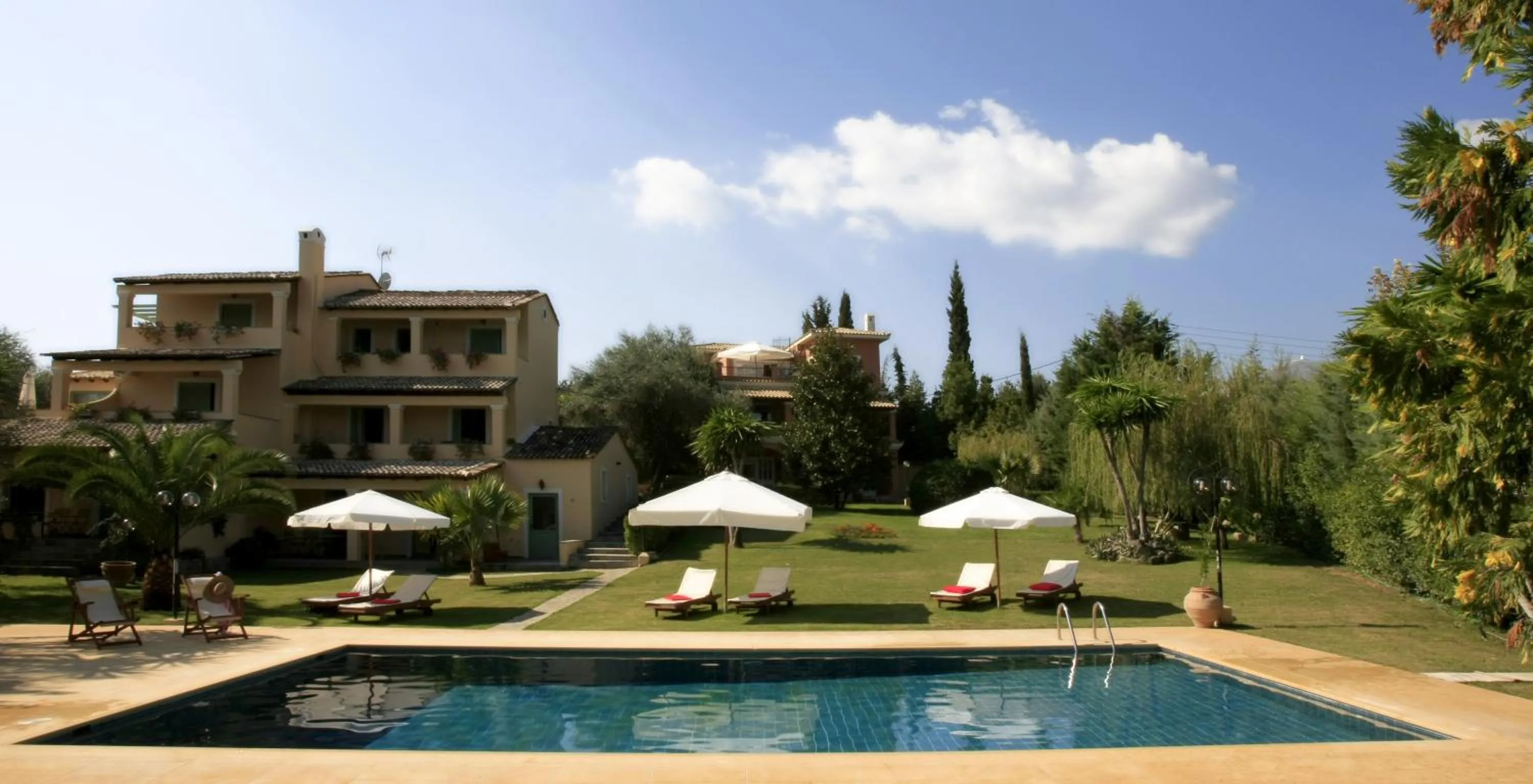 Swimming pool in Isabella Country House