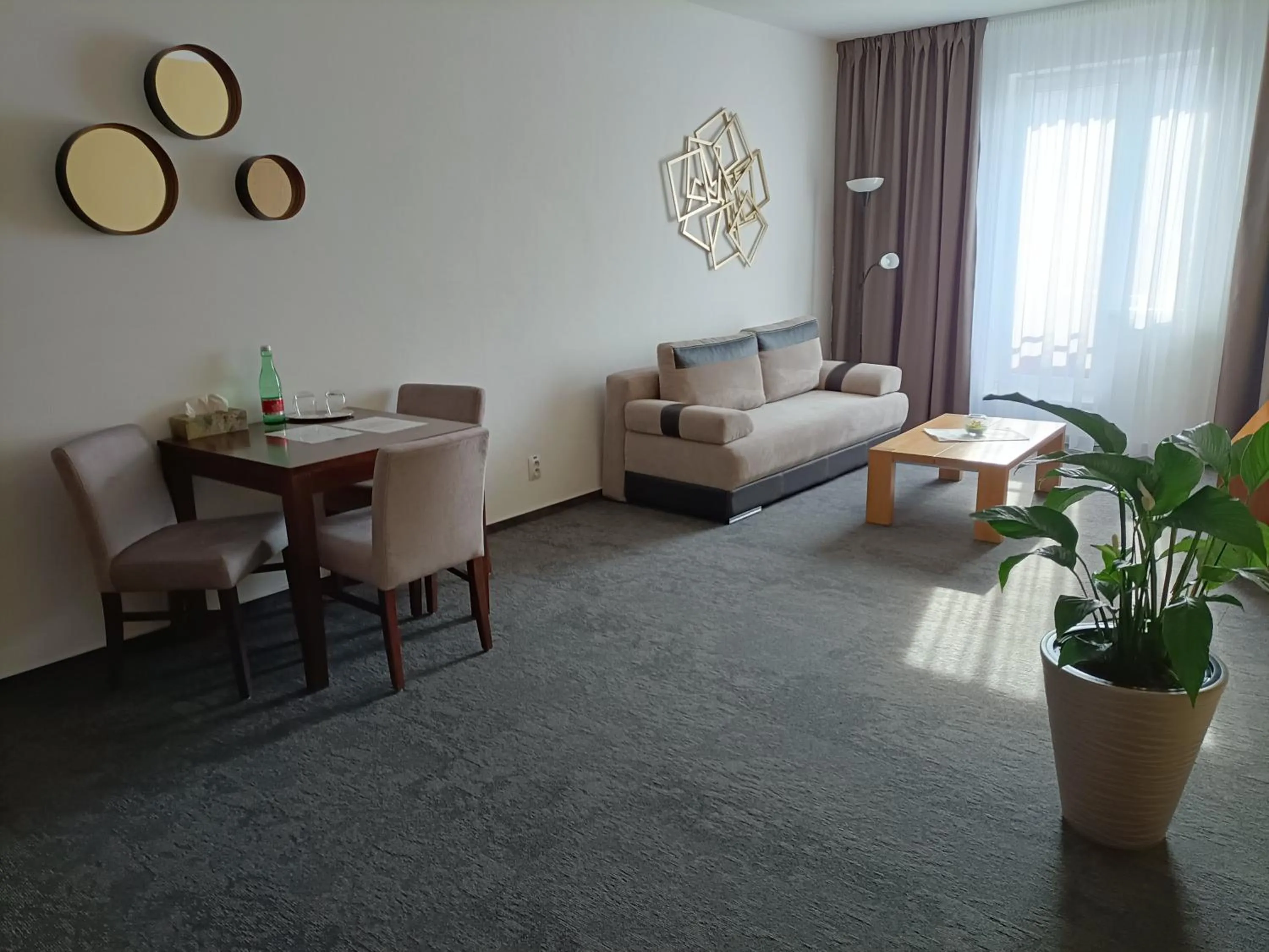 Living room, Bed in Hotel Eminent