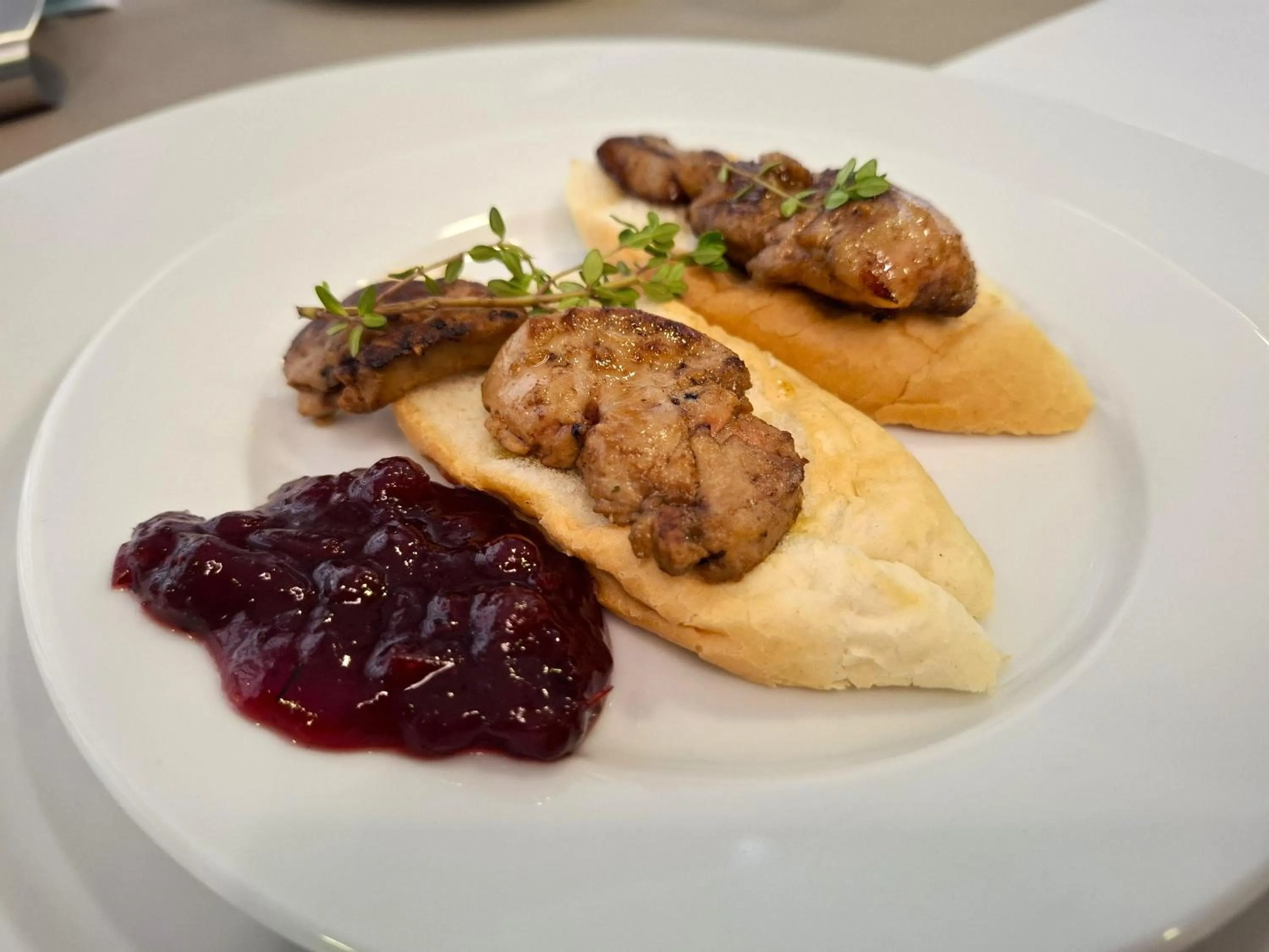 Restaurant/places to eat in Hotel Eminent