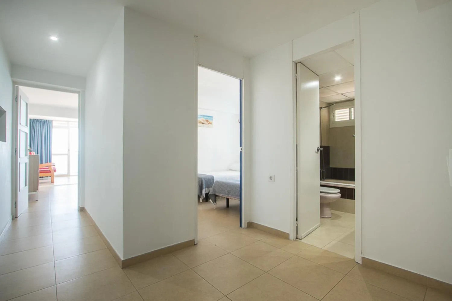 Photo of the whole room in Apartamentos Torre Yago