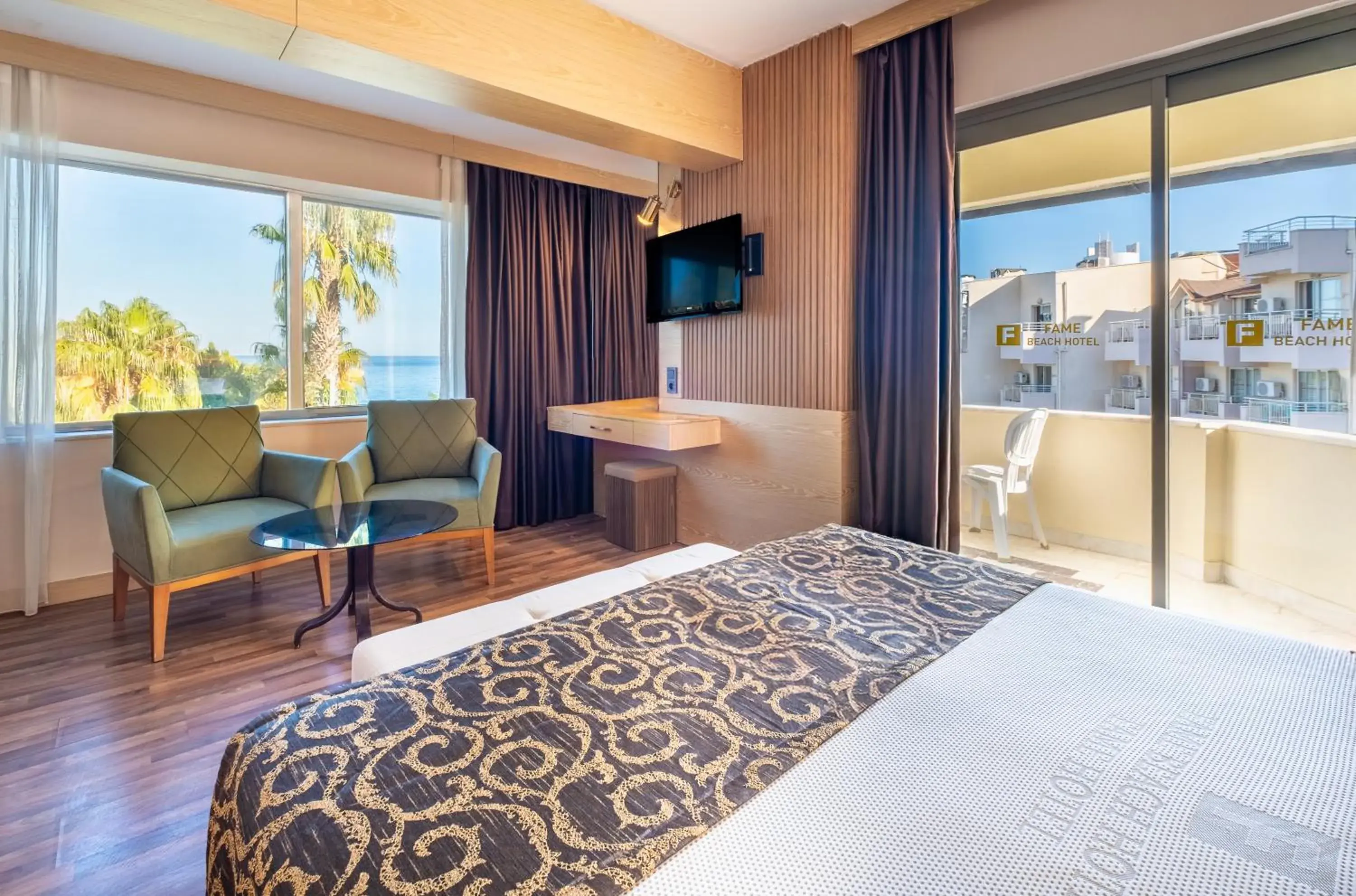 Communal lounge/ TV room, Bed in Fame Beach Hotel Communal lounge/ TV room, Bed in Fame Beach Hotel