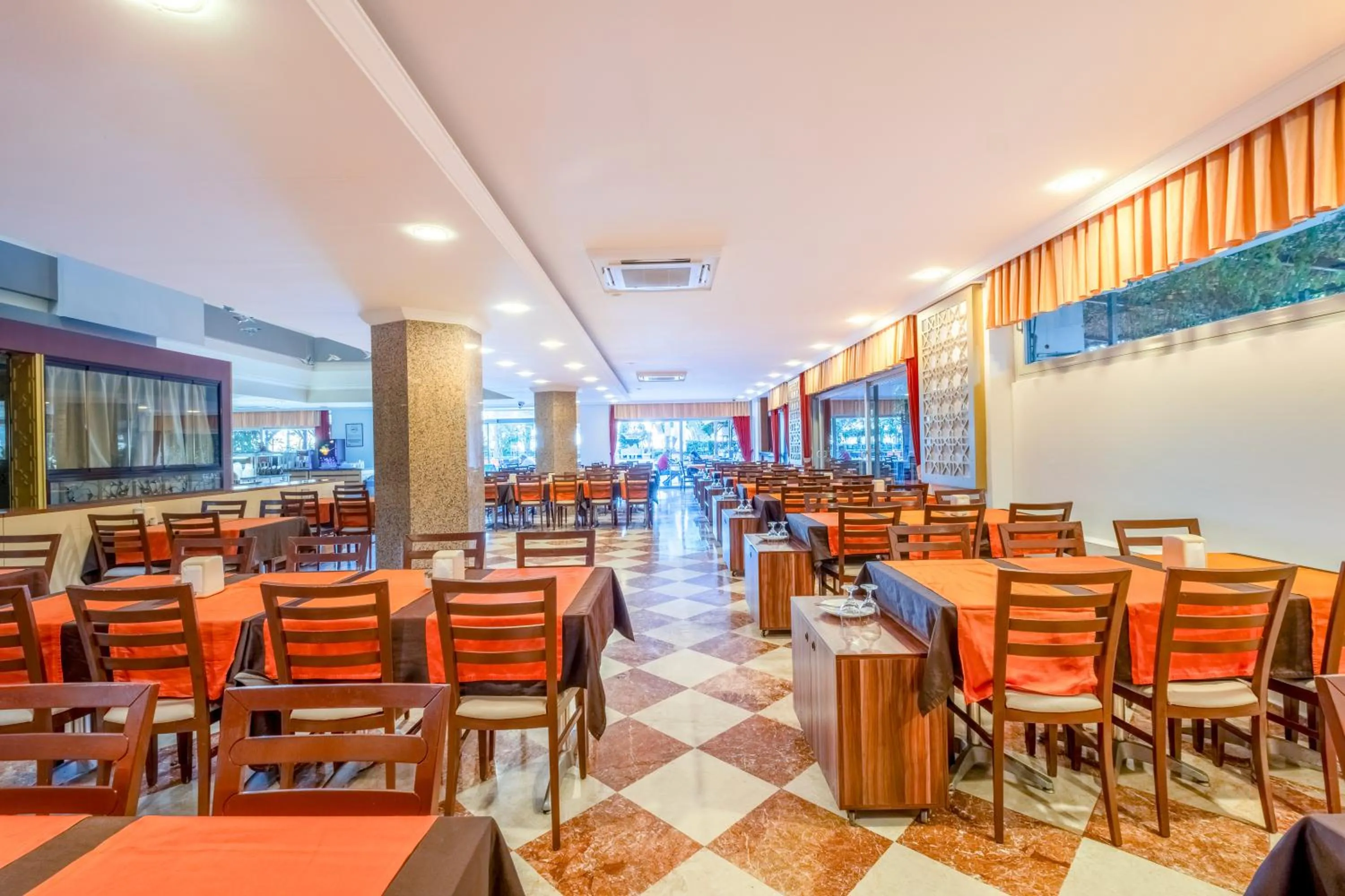 Restaurant/places to eat in Fame Beach Hotel