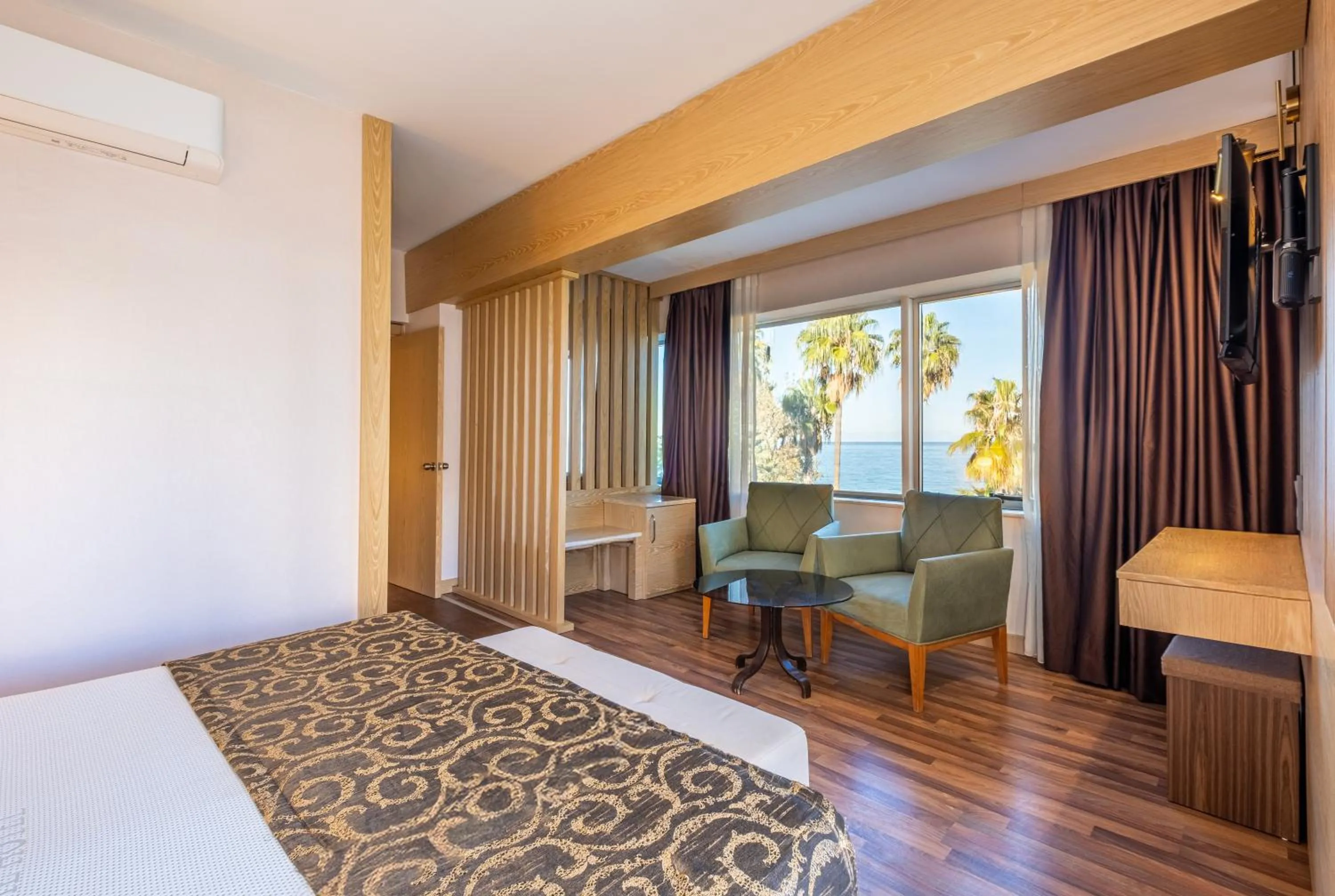 Bed in Fame Beach Hotel