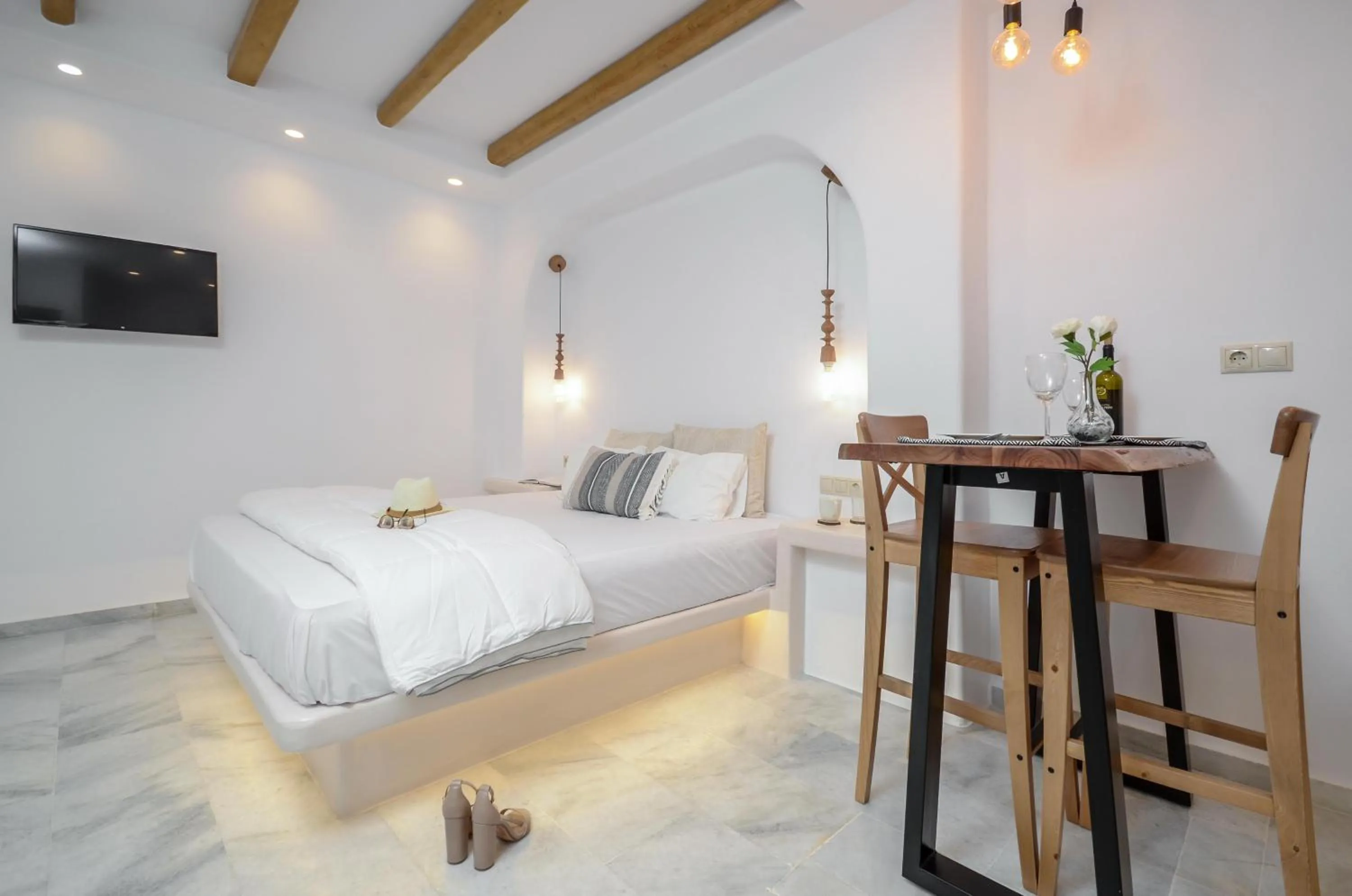 Dining area, Bed in Asterias Studios