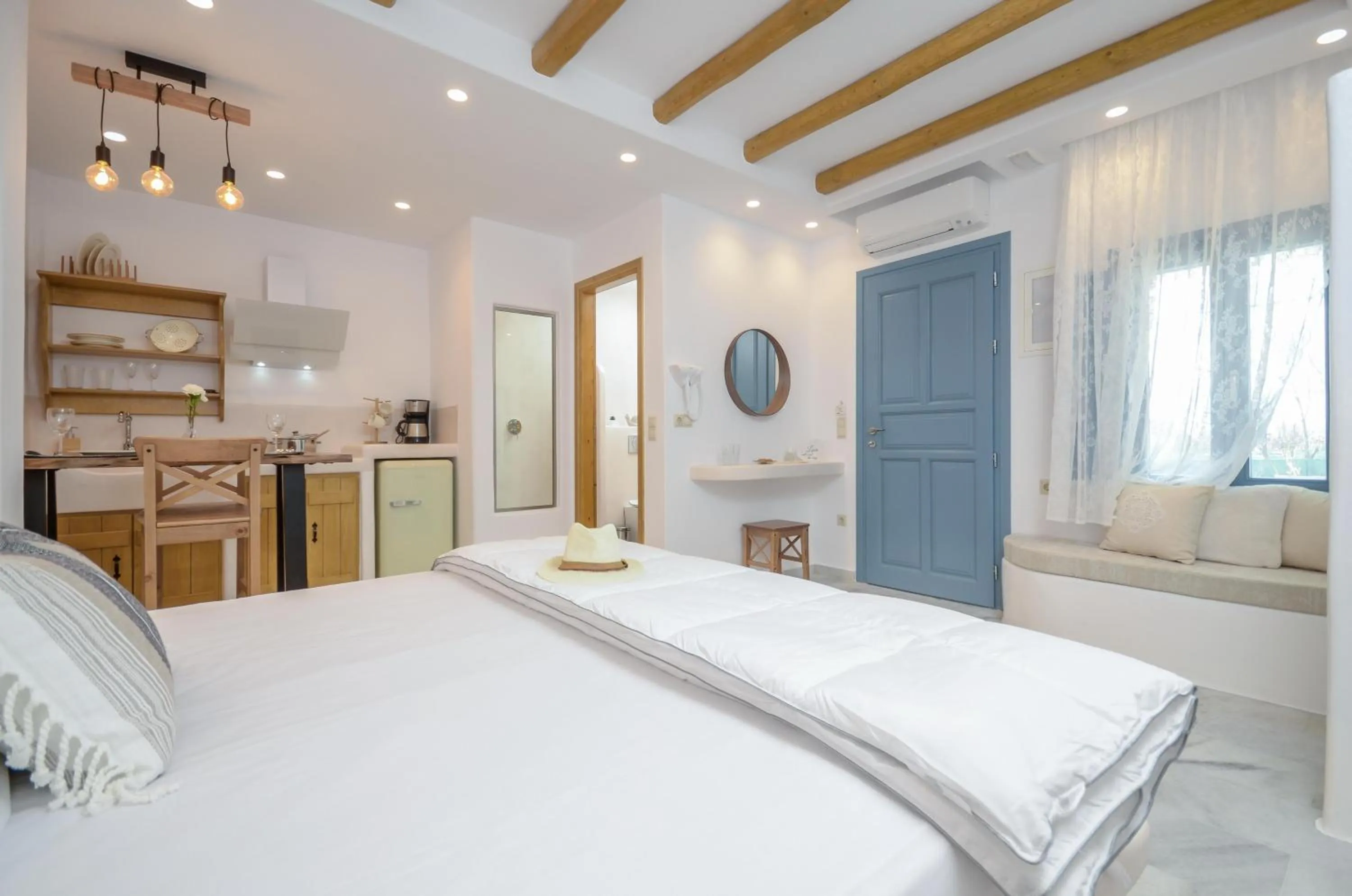 Coffee/tea facilities, Bed in Asterias Studios