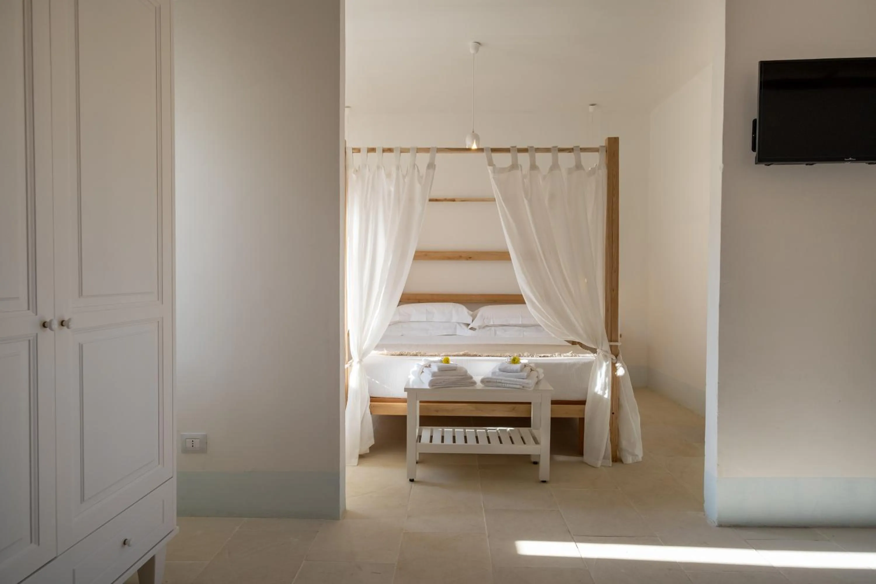 Decorative detail, Bed in Masseria Rauccio