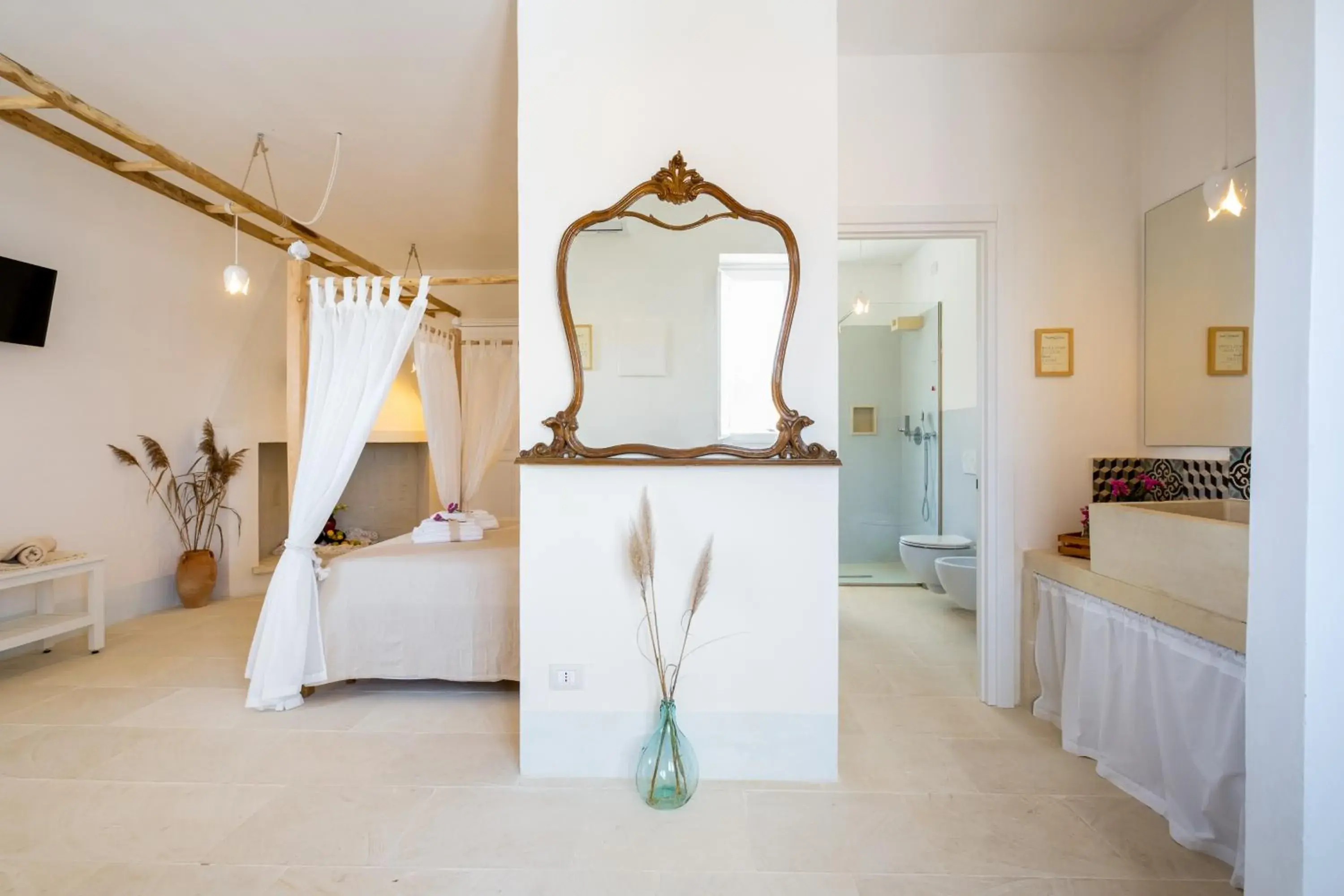 Decorative detail, Bed in Masseria Rauccio Decorative detail, Bed in Masseria Rauccio