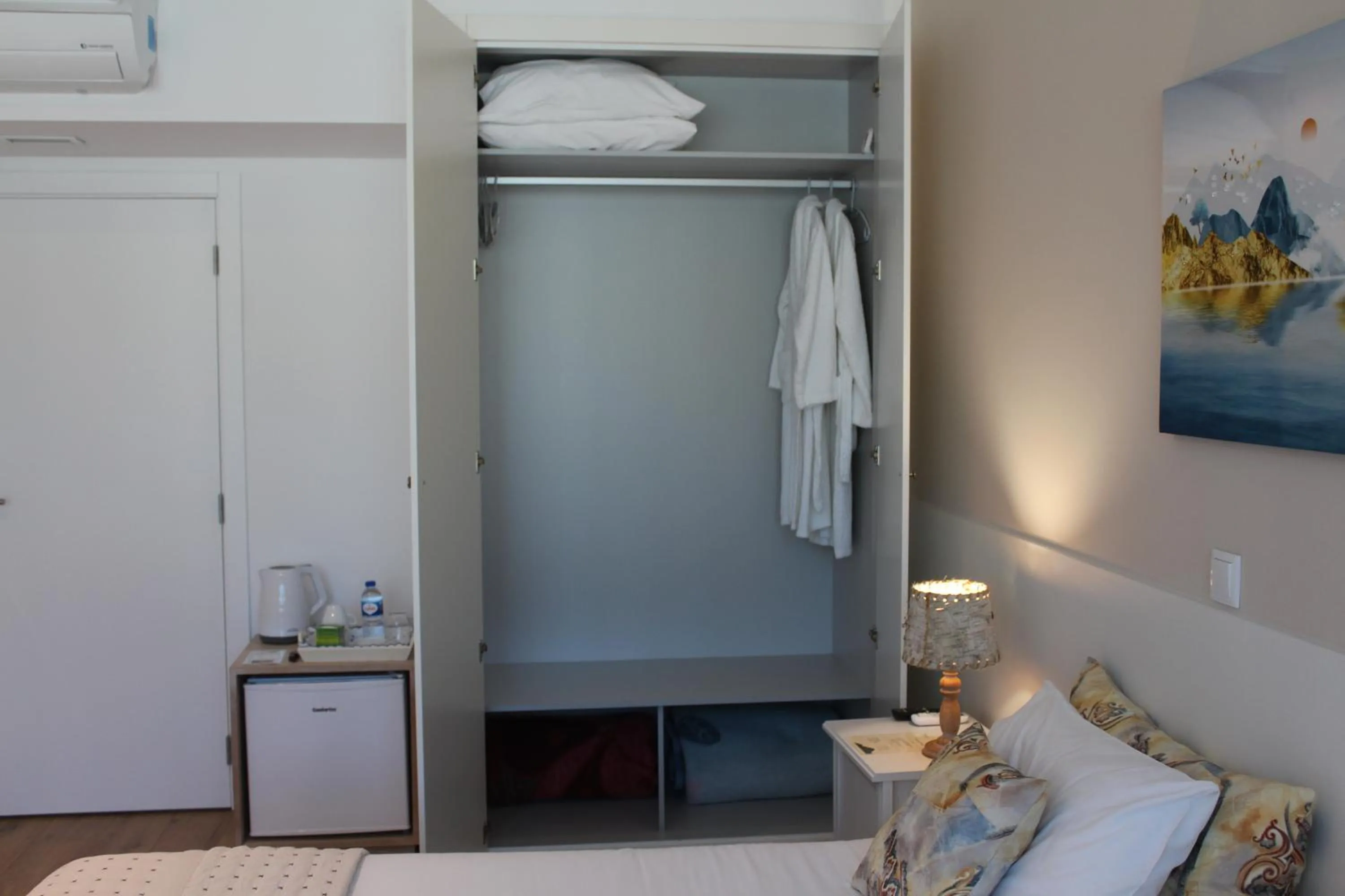 wardrobe, Bed in Rito Hall da Serra