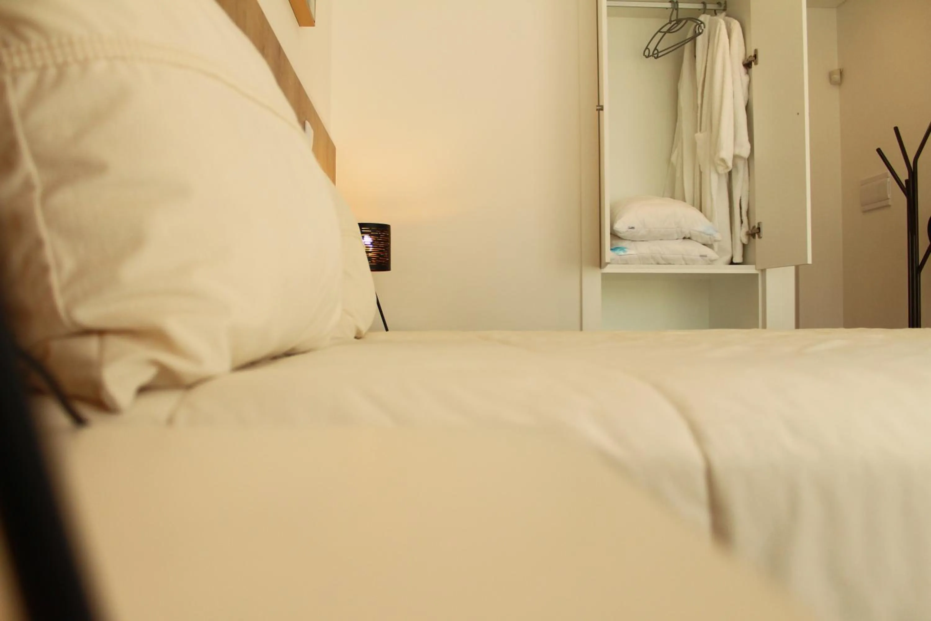 wardrobe, Bed in Rito Hall da Serra