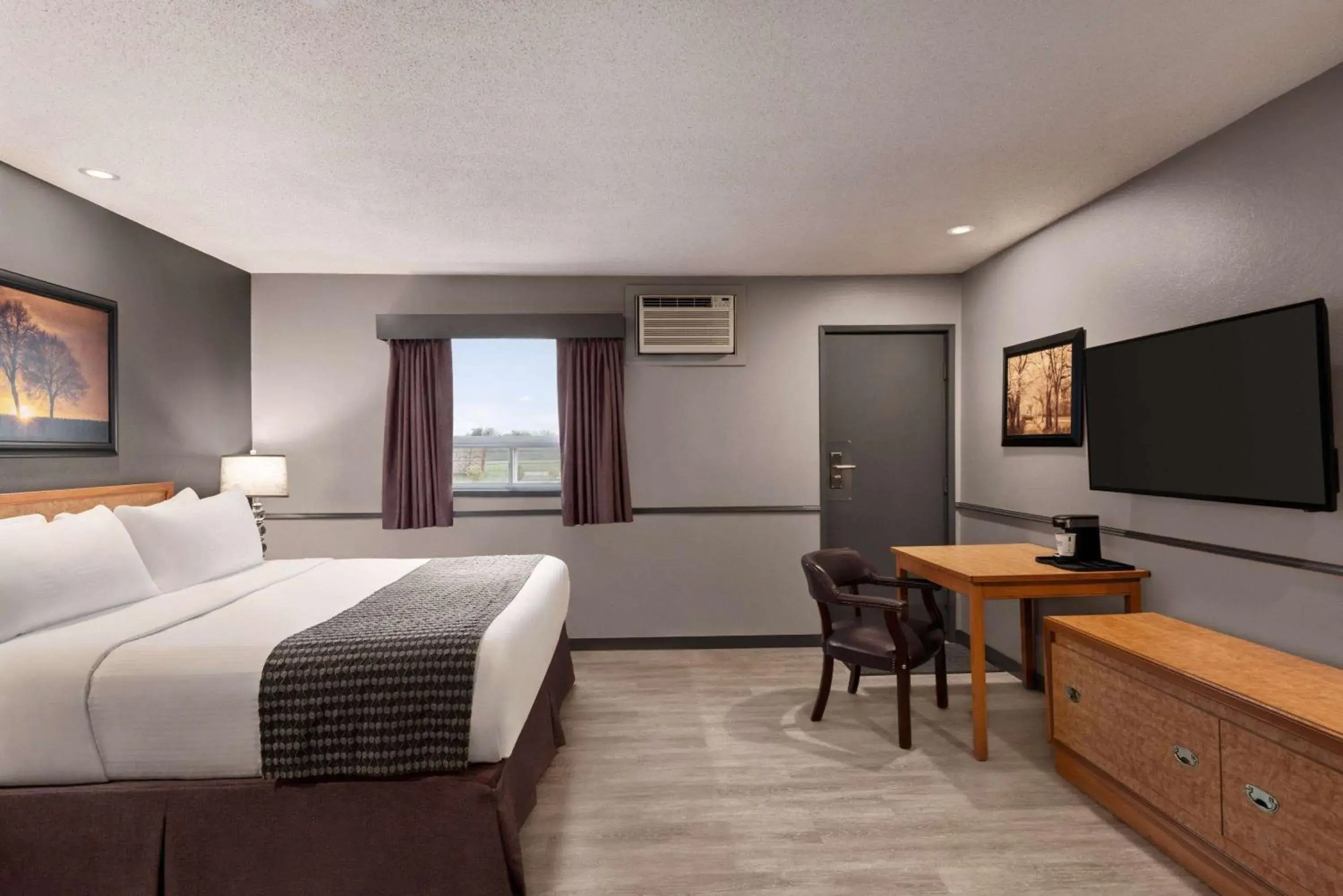 Photo of the whole room, Bed in Travelodge by Wyndham Brandon Photo of the whole room, Bed in Travelodge by Wyndham Brandon