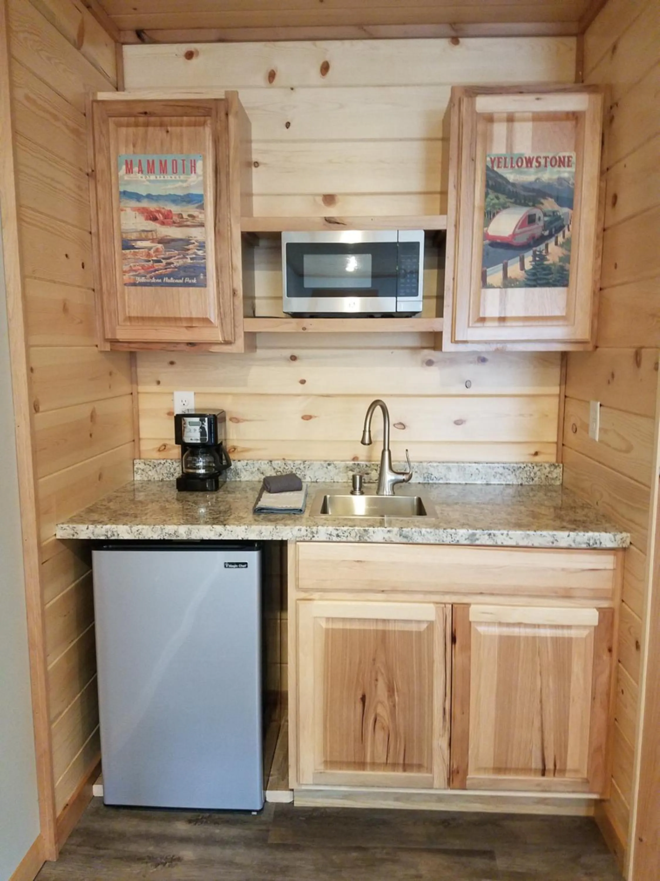 Kitchen or kitchenette in 406 Lodge at Yellowstone