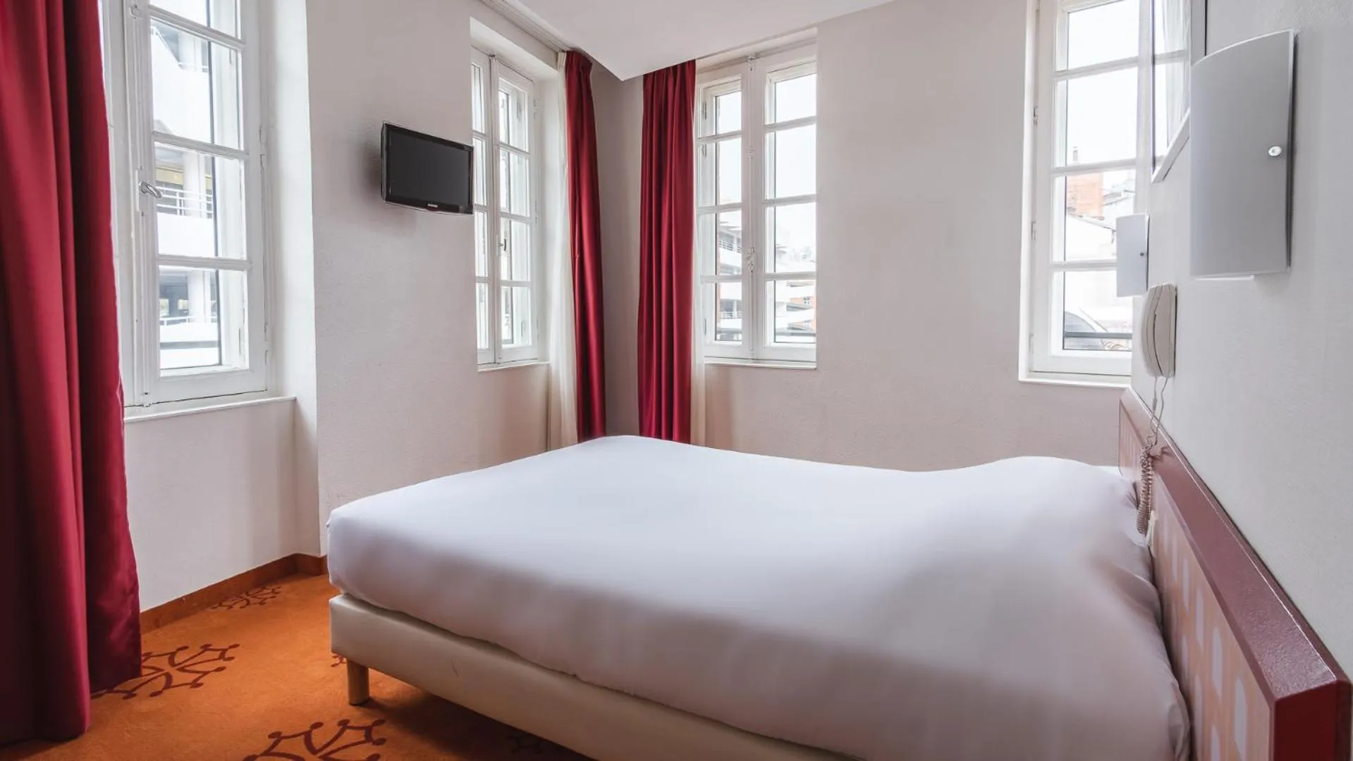 Photo of the whole room, Bed in Hôtel Ours Blanc - Centre