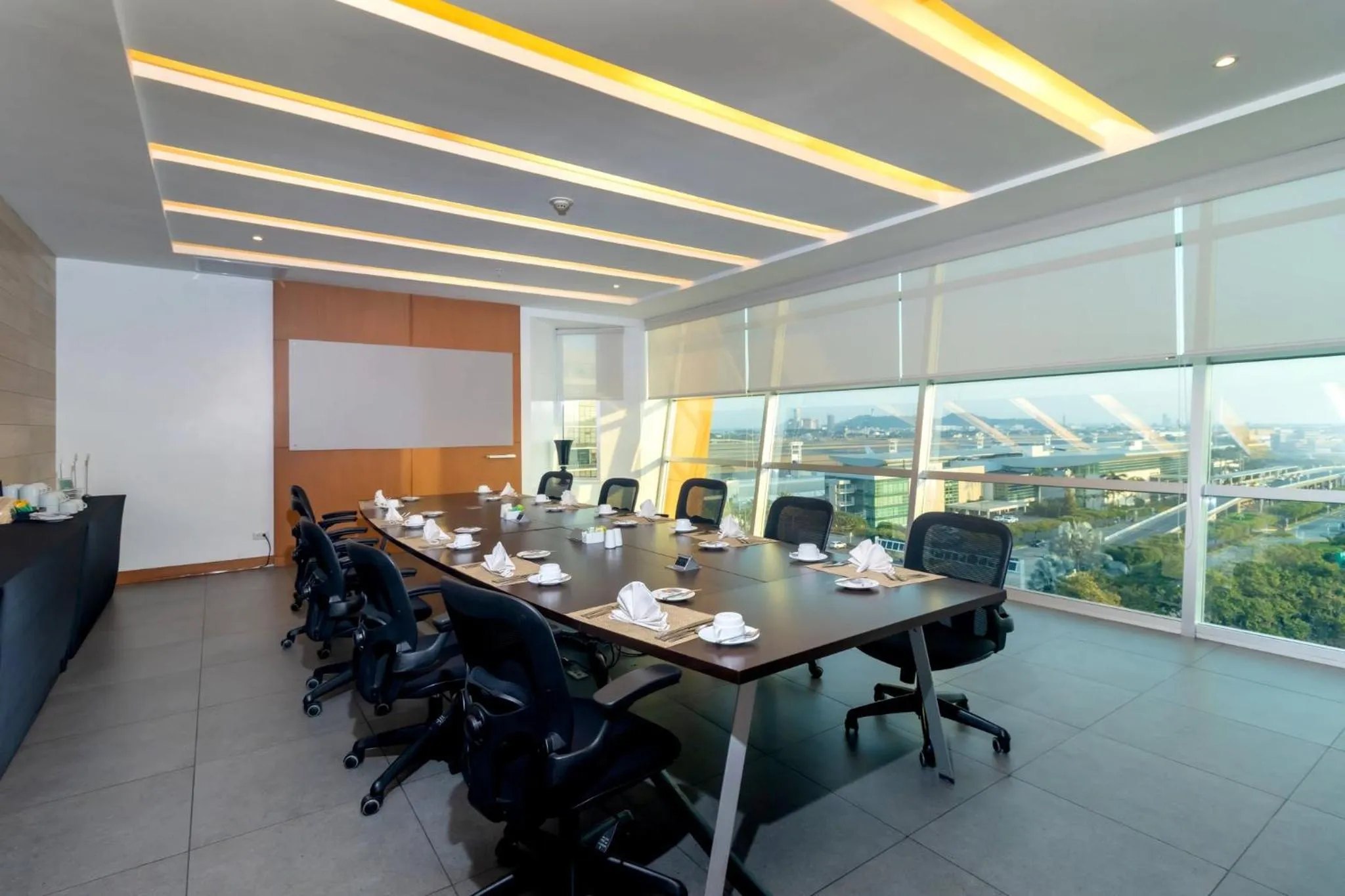 Meeting/conference room in Holiday Inn Guayaquil Airport by IHG