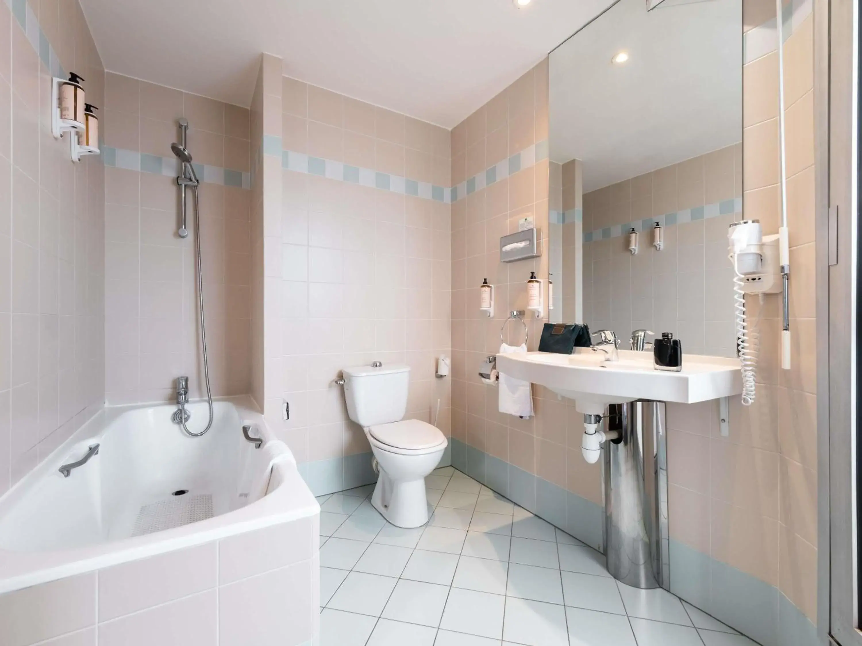 Bedroom in Mercure Paris Ouest Saint Germain Bedroom in Mercure Paris Ouest Saint Germain