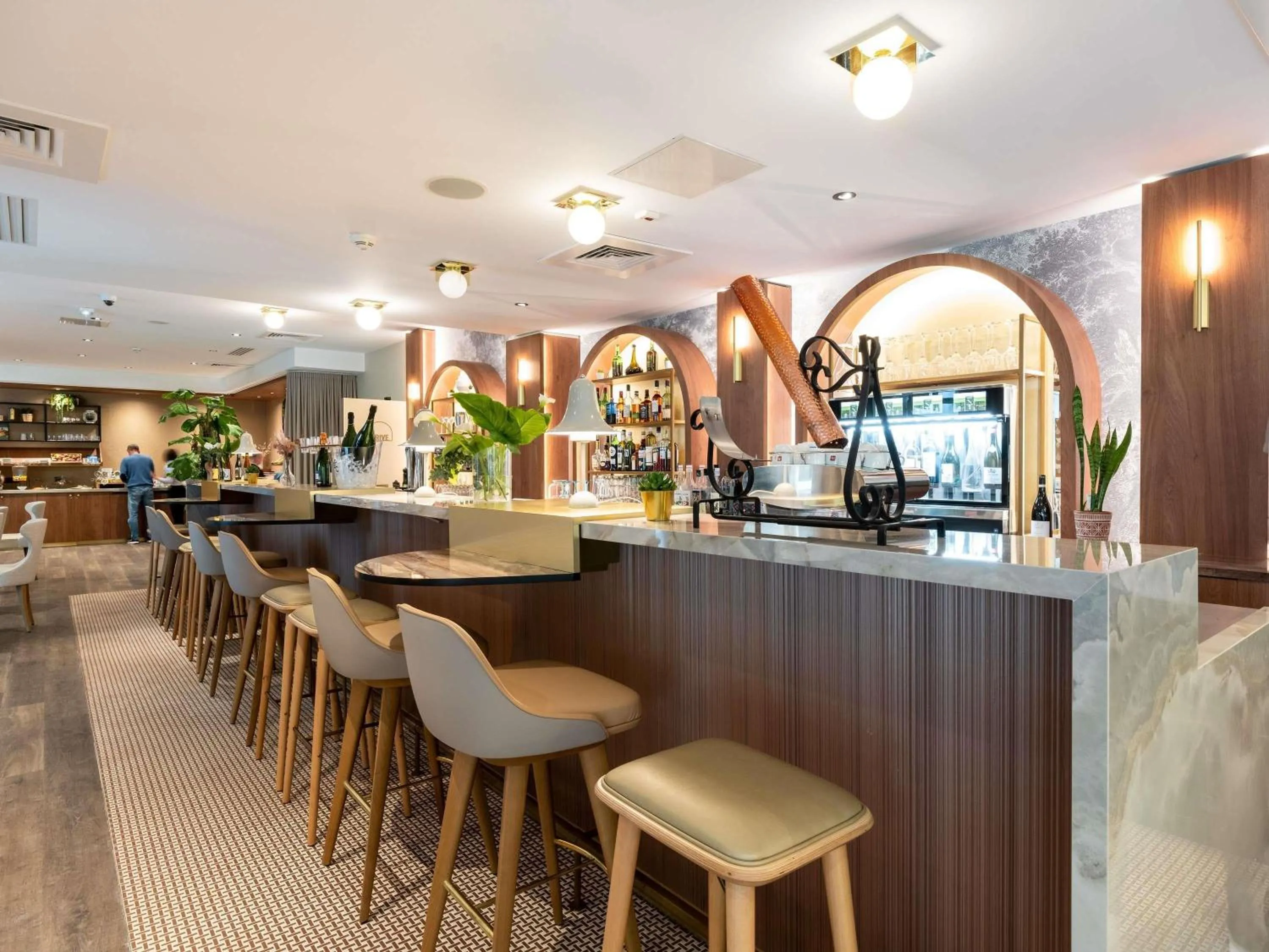 Restaurant/places to eat in Mercure Paris Ouest Saint Germain