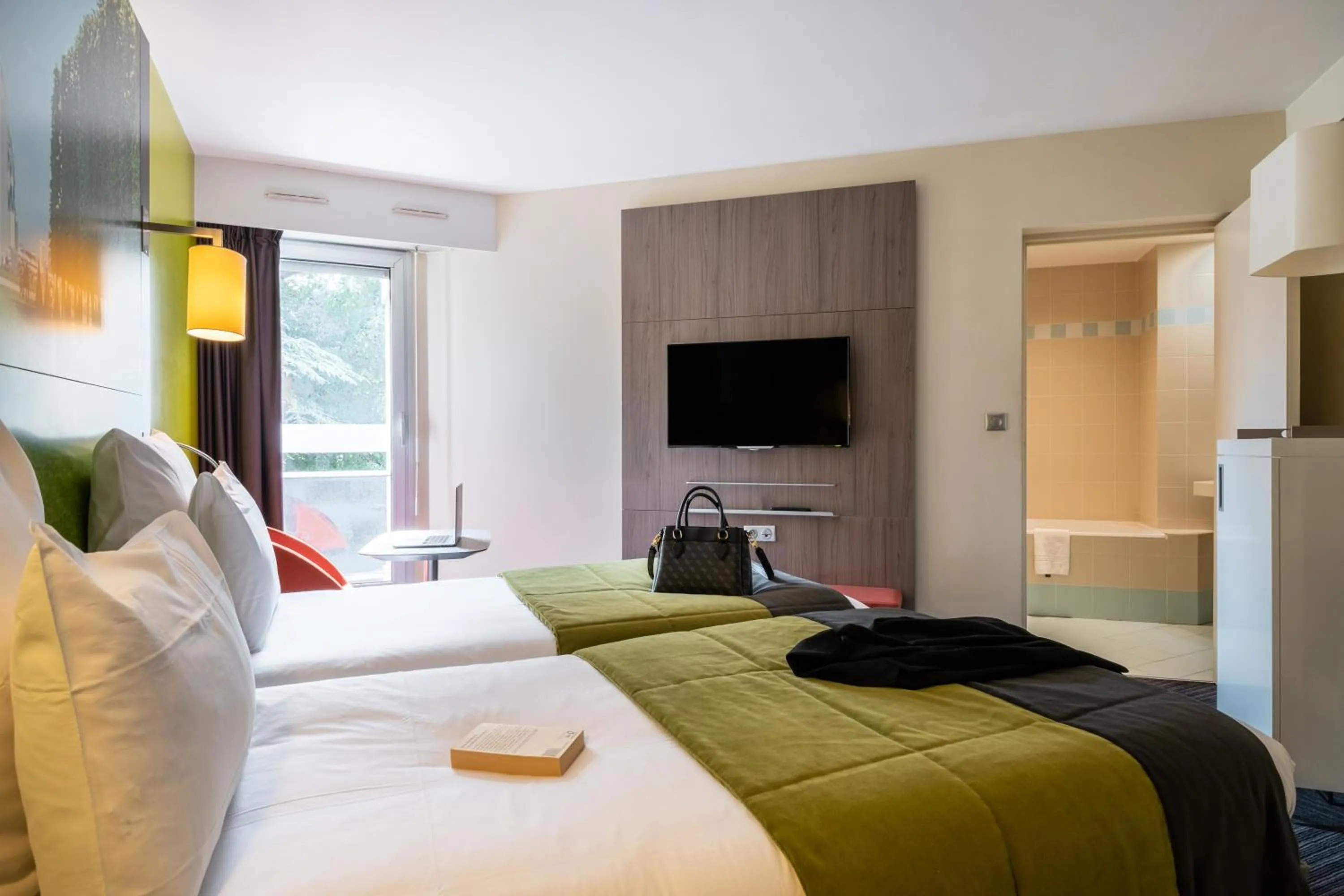 Bed in Mercure Paris Ouest Saint Germain