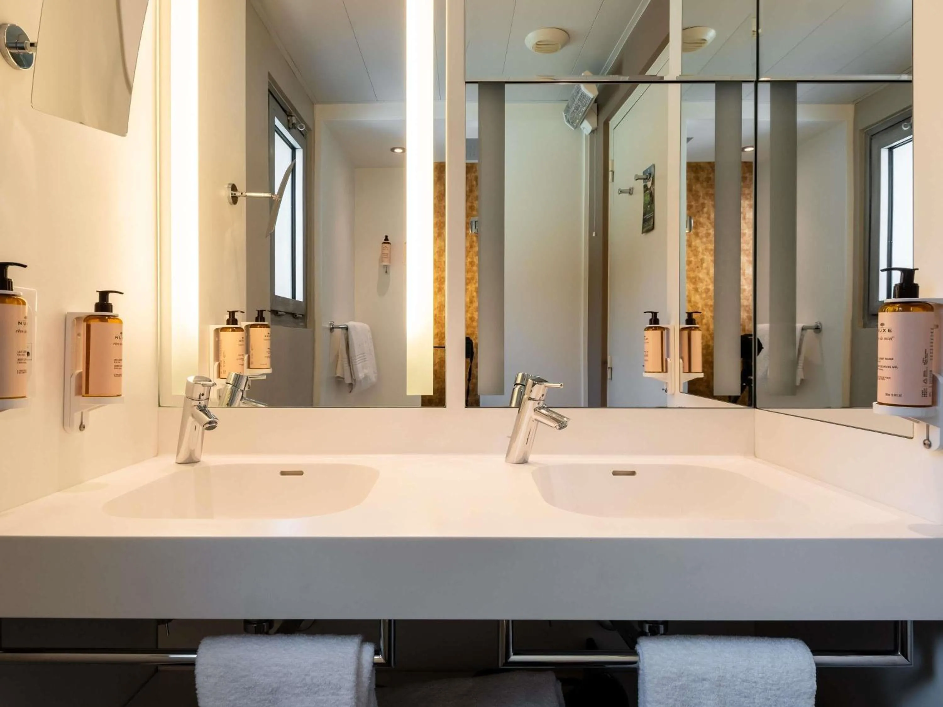 Bedroom in Mercure Paris Ouest Saint Germain