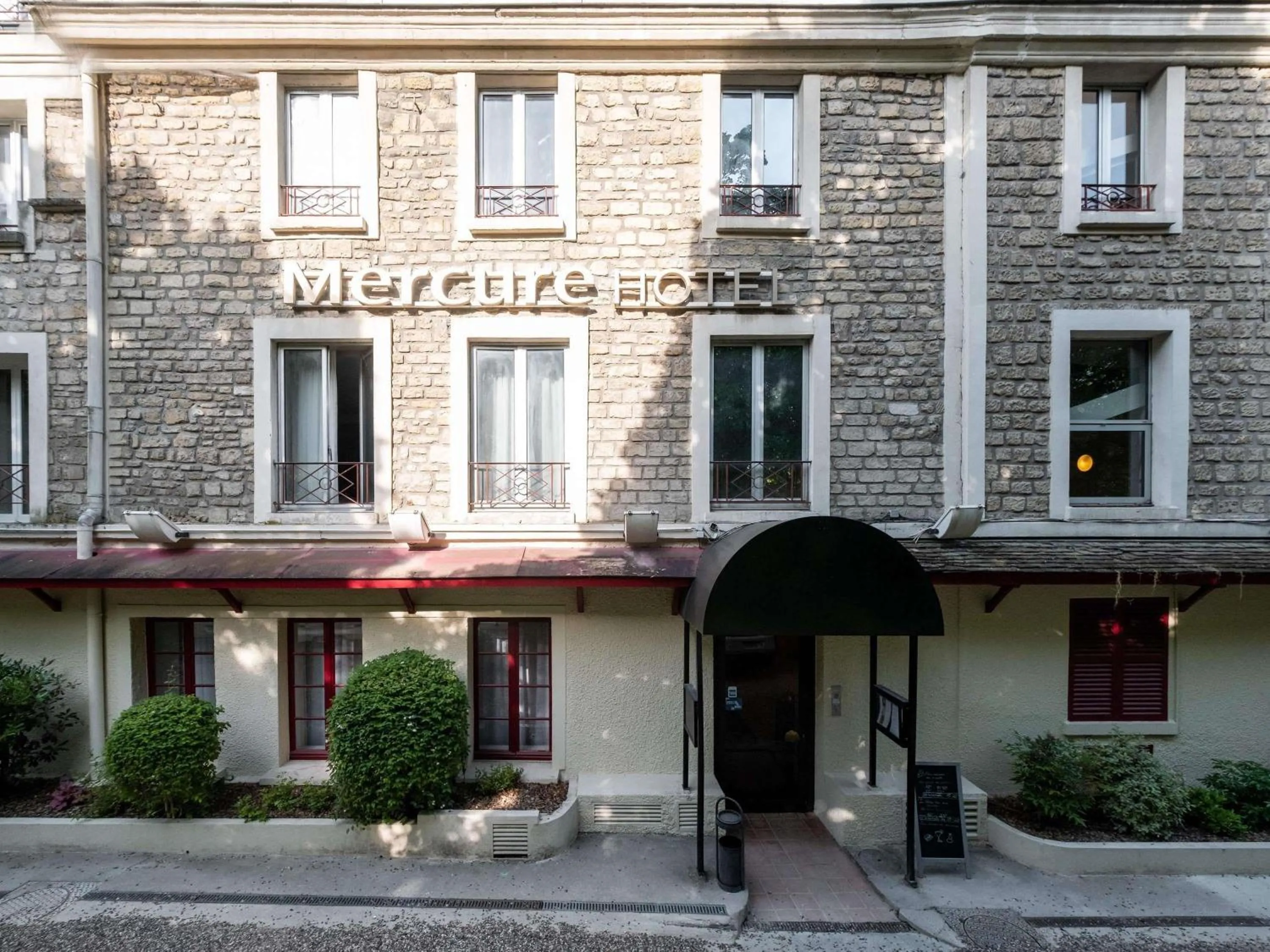 Property building in Mercure Paris Ouest Saint Germain
