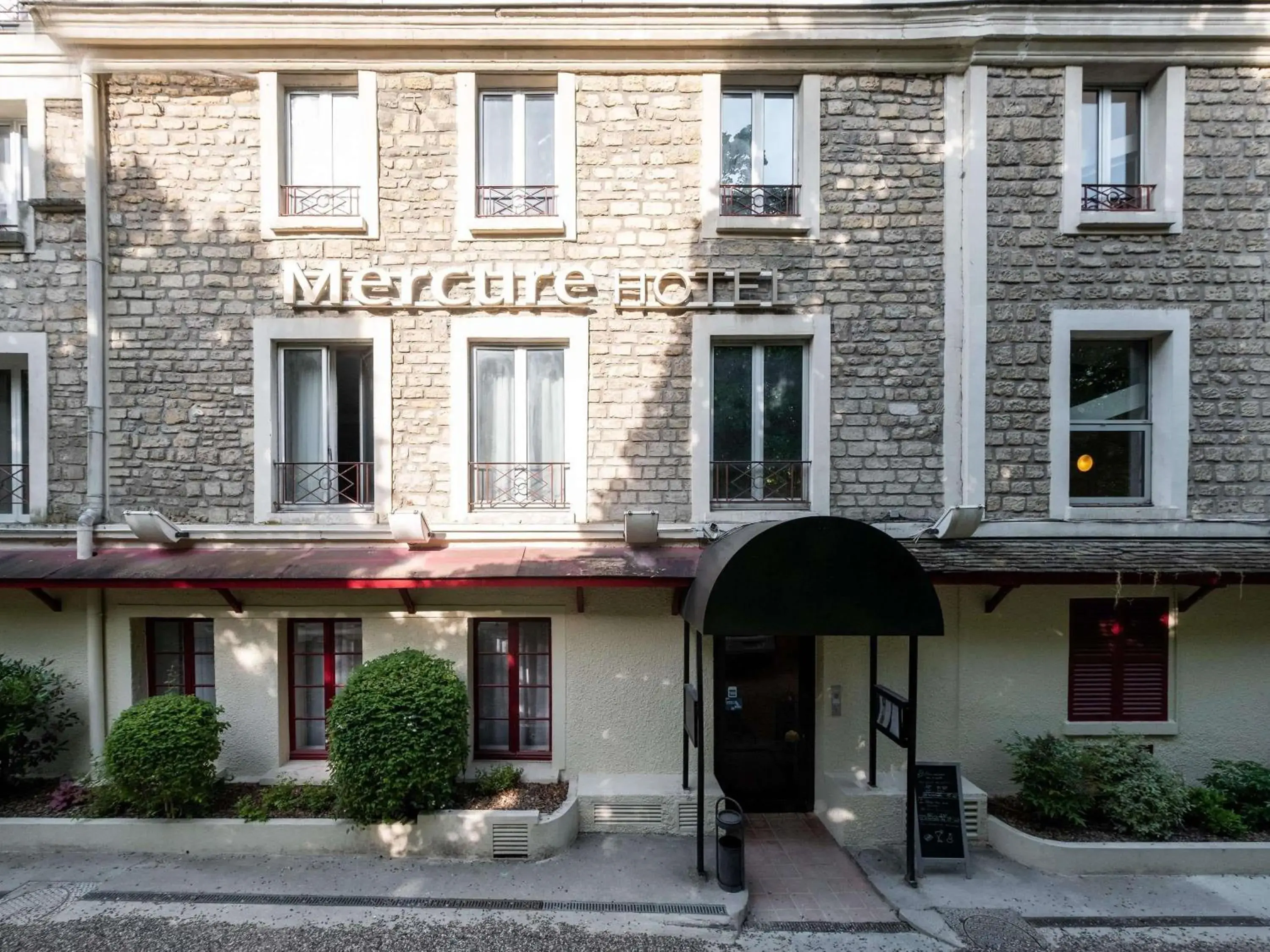 Property building in Mercure Paris Ouest Saint Germain Property building in Mercure Paris Ouest Saint Germain