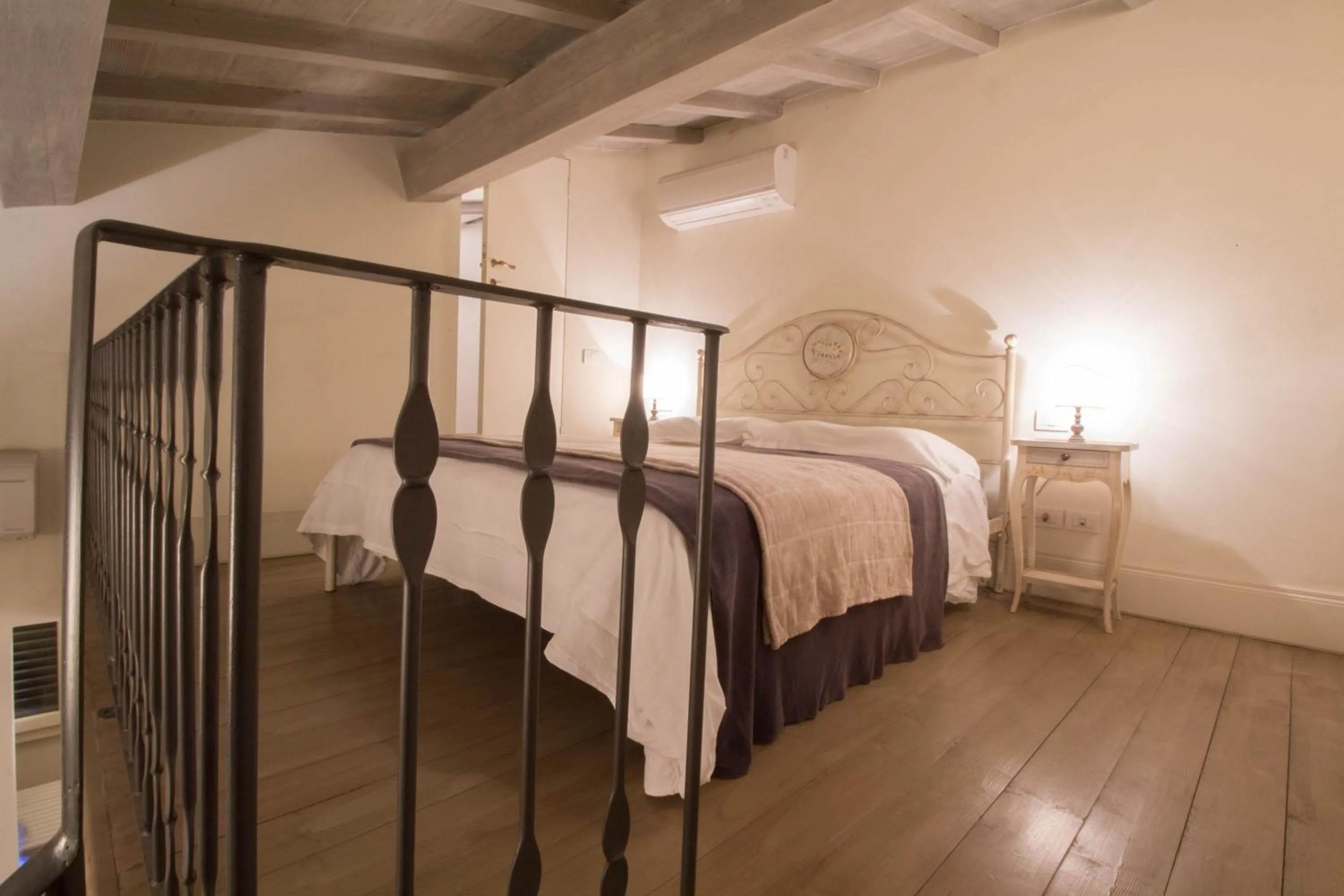 Photo of the whole room, Bed in Yome - Your Home in Florence