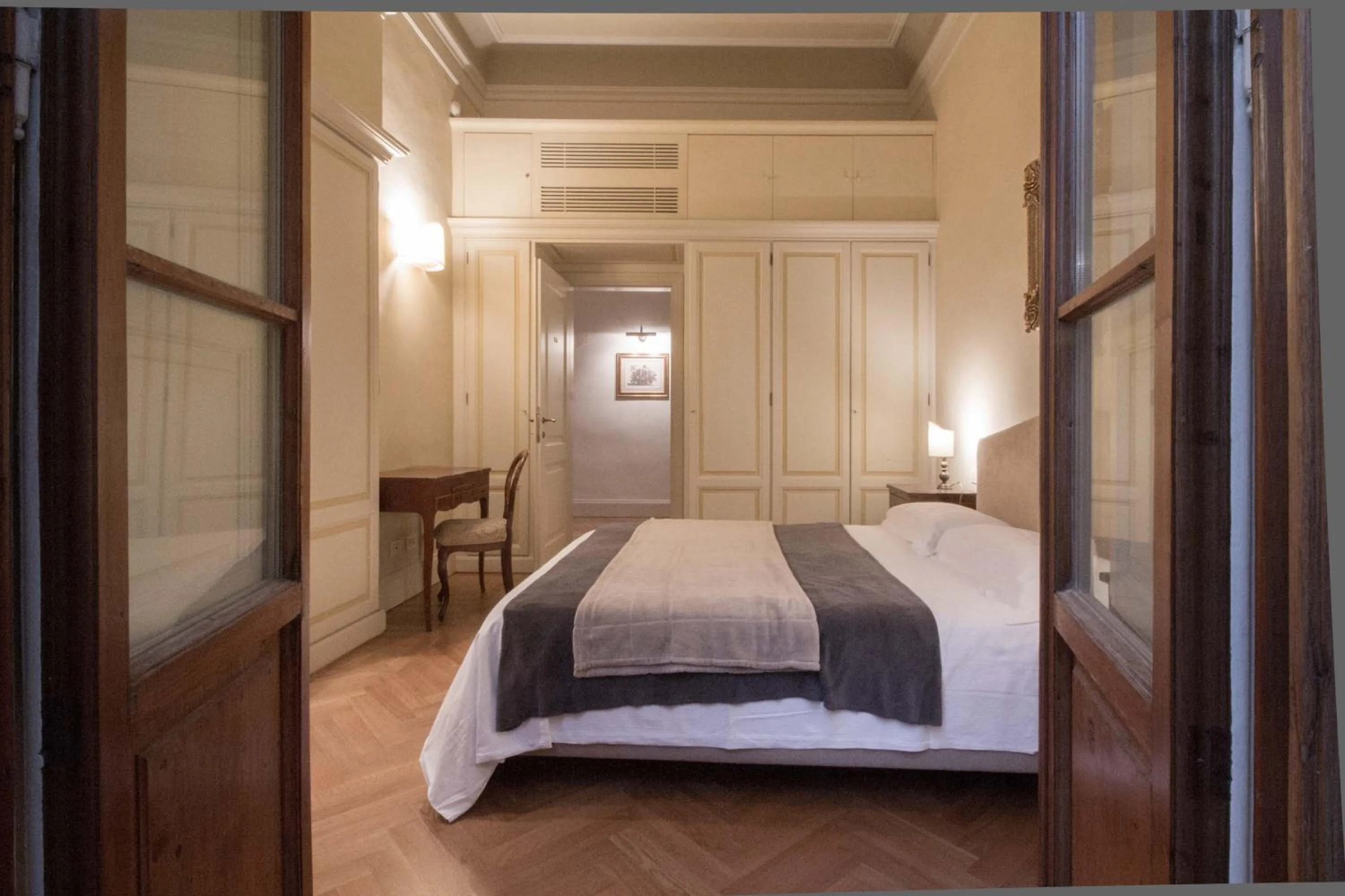 Photo of the whole room, Bed in Yome - Your Home in Florence