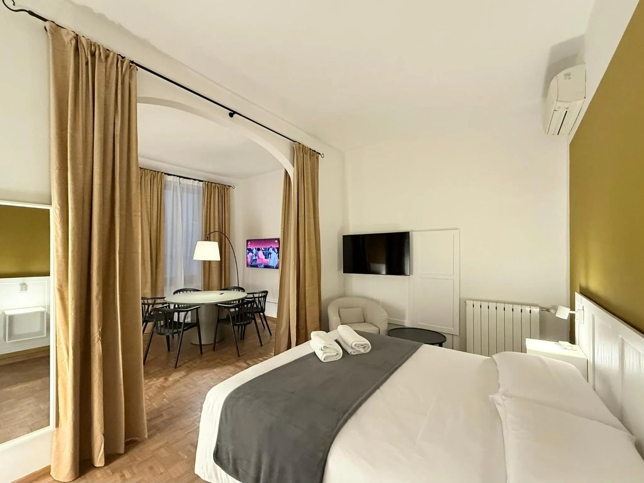 Living room, Bed in Yome - Your Home in Florence