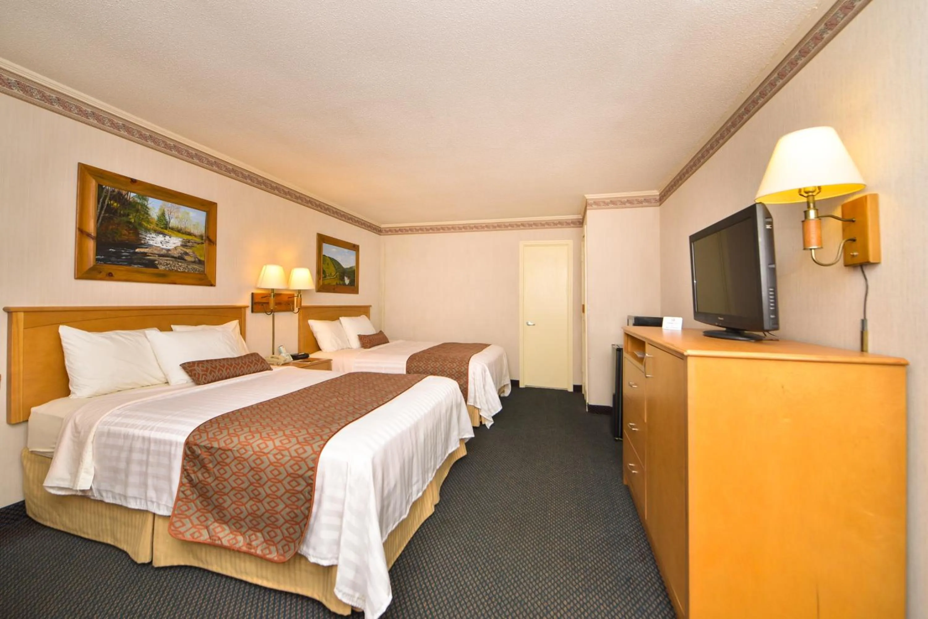 Bedroom, TV/Entertainment Center in Days Inn by Wyndham Jefferson