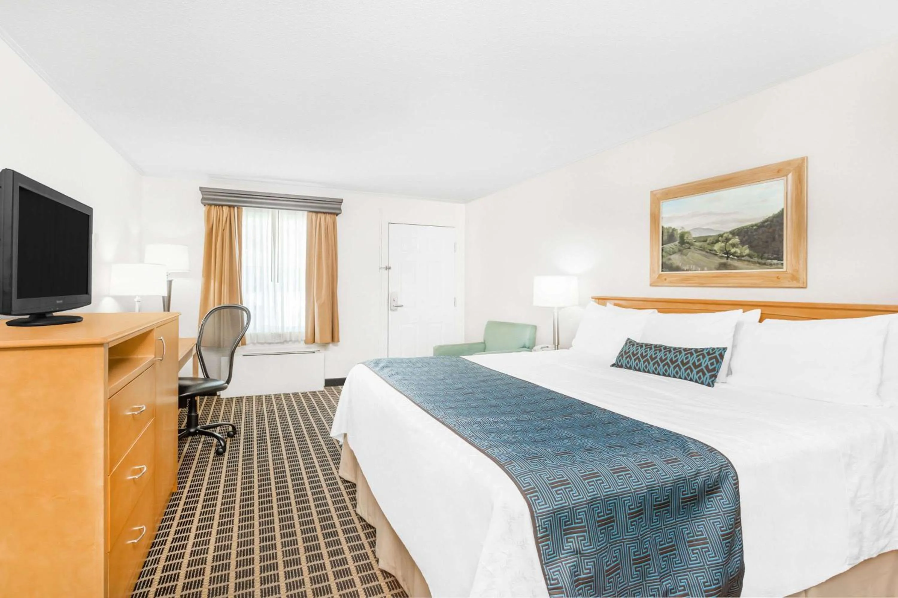 Photo of the whole room, TV/Entertainment Center in Days Inn by Wyndham Jefferson