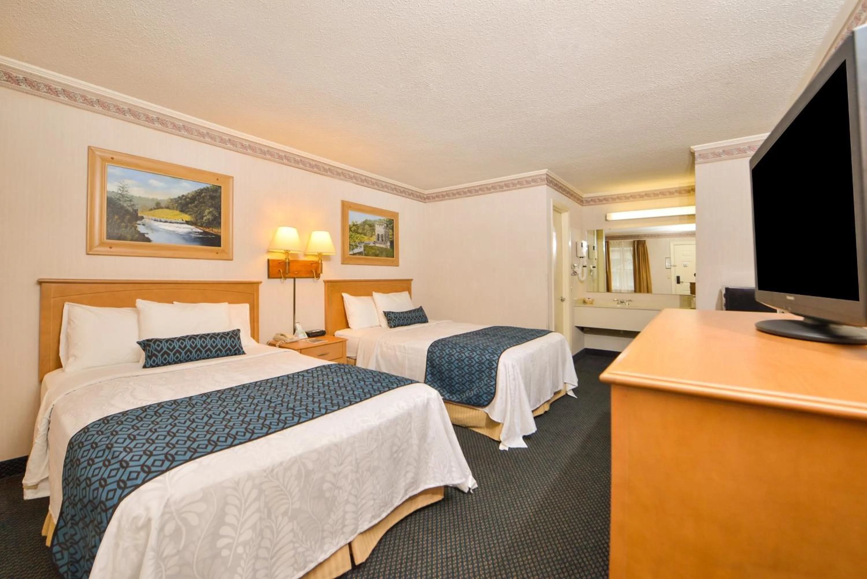 Bedroom, TV/Entertainment Center in Days Inn by Wyndham Jefferson