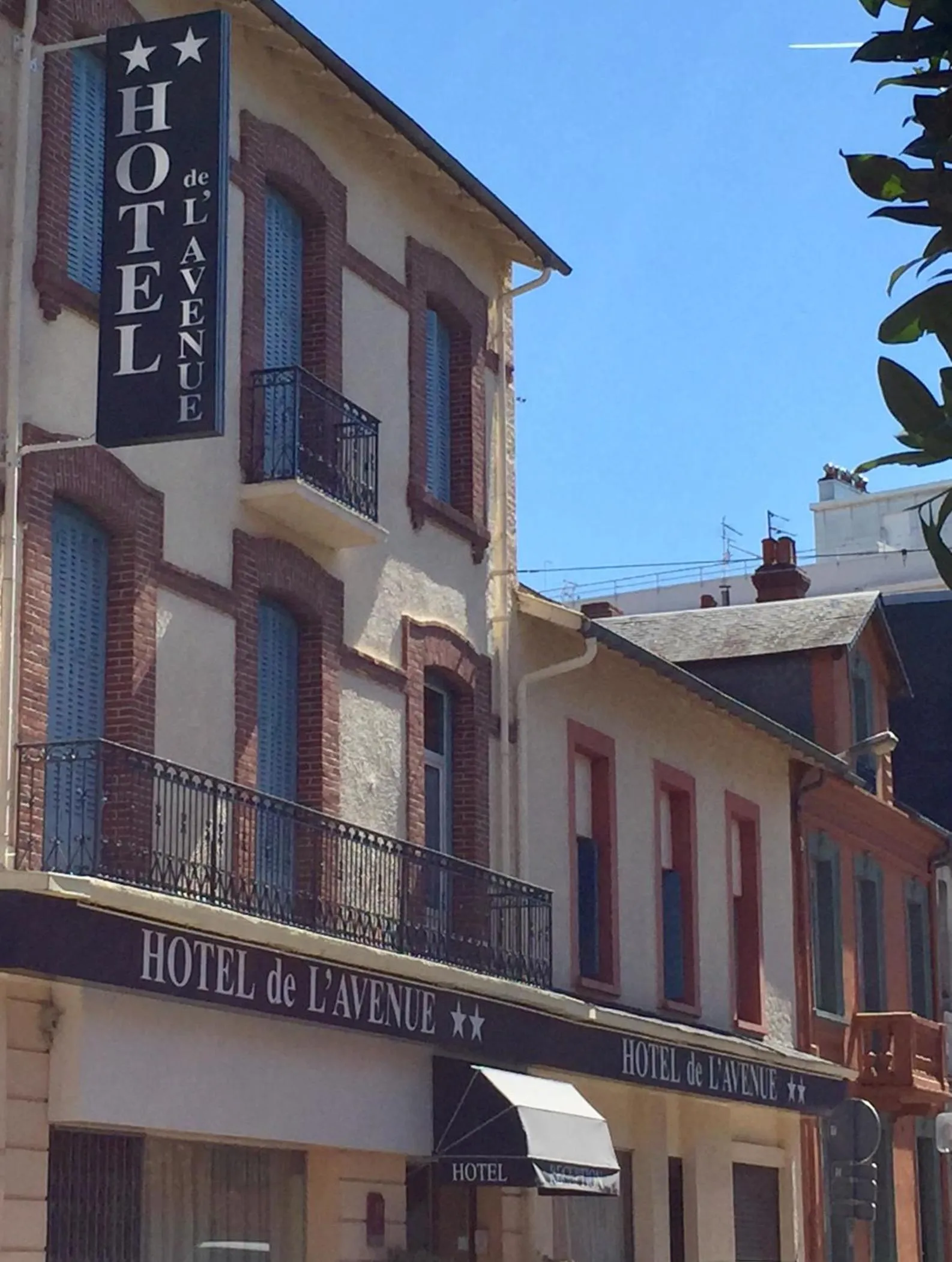 Property logo or sign in Hôtel de L'Avenue